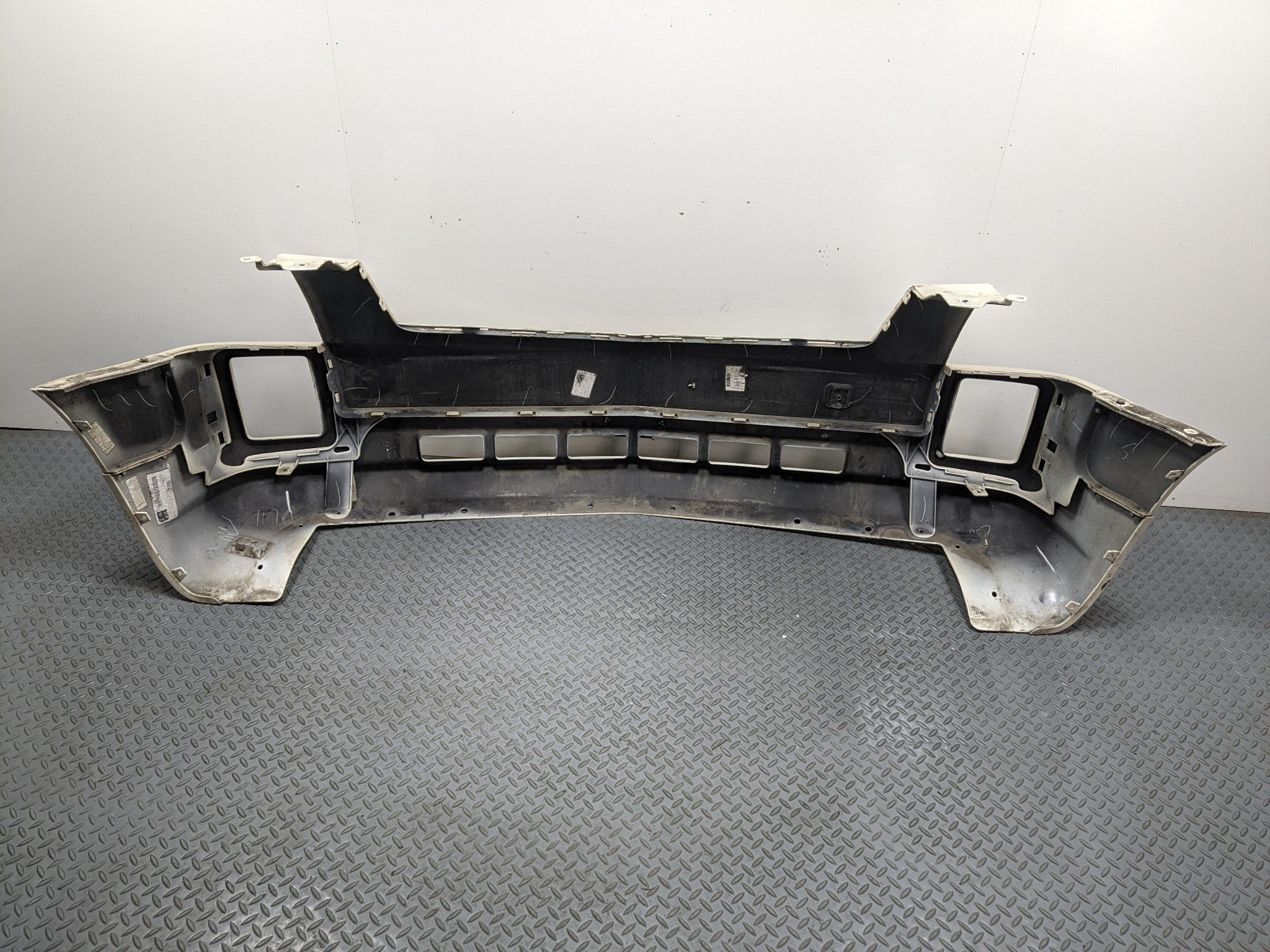 04 - 2009 CADILLAC SRX OEM FRONT BUMPER COVER PANEL ASSEMBLY WHITE DIAMOND PEARL