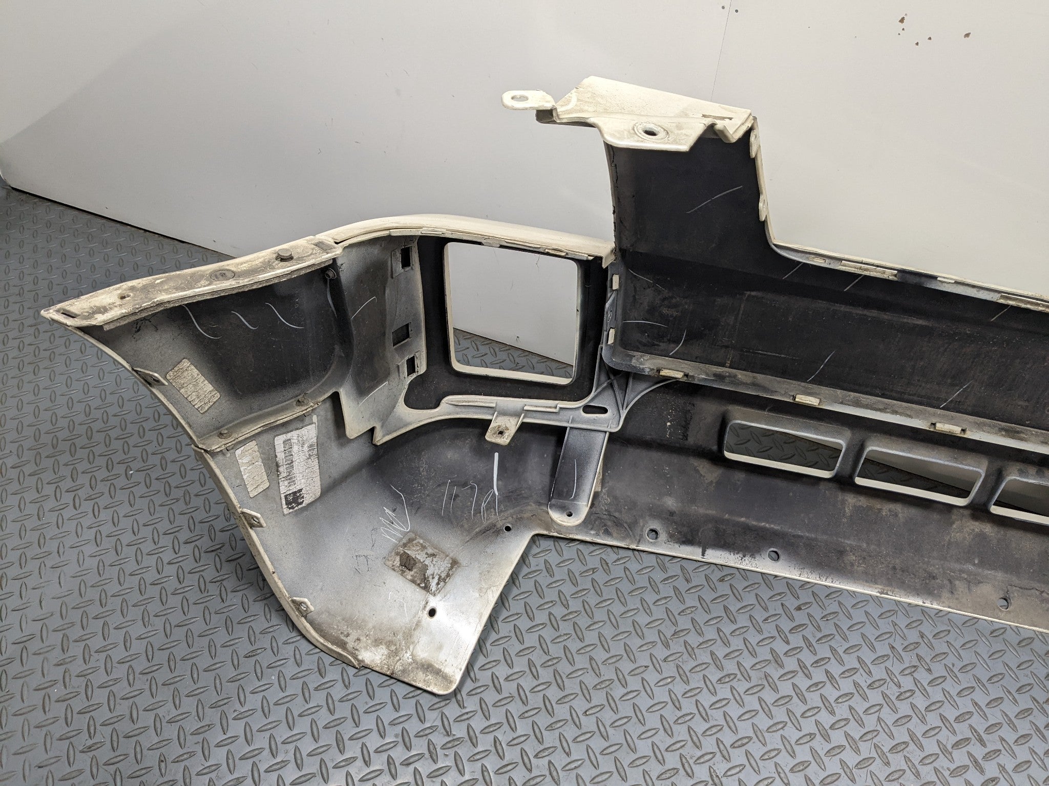 04 - 2009 CADILLAC SRX OEM FRONT BUMPER COVER PANEL ASSEMBLY WHITE DIAMOND PEARL