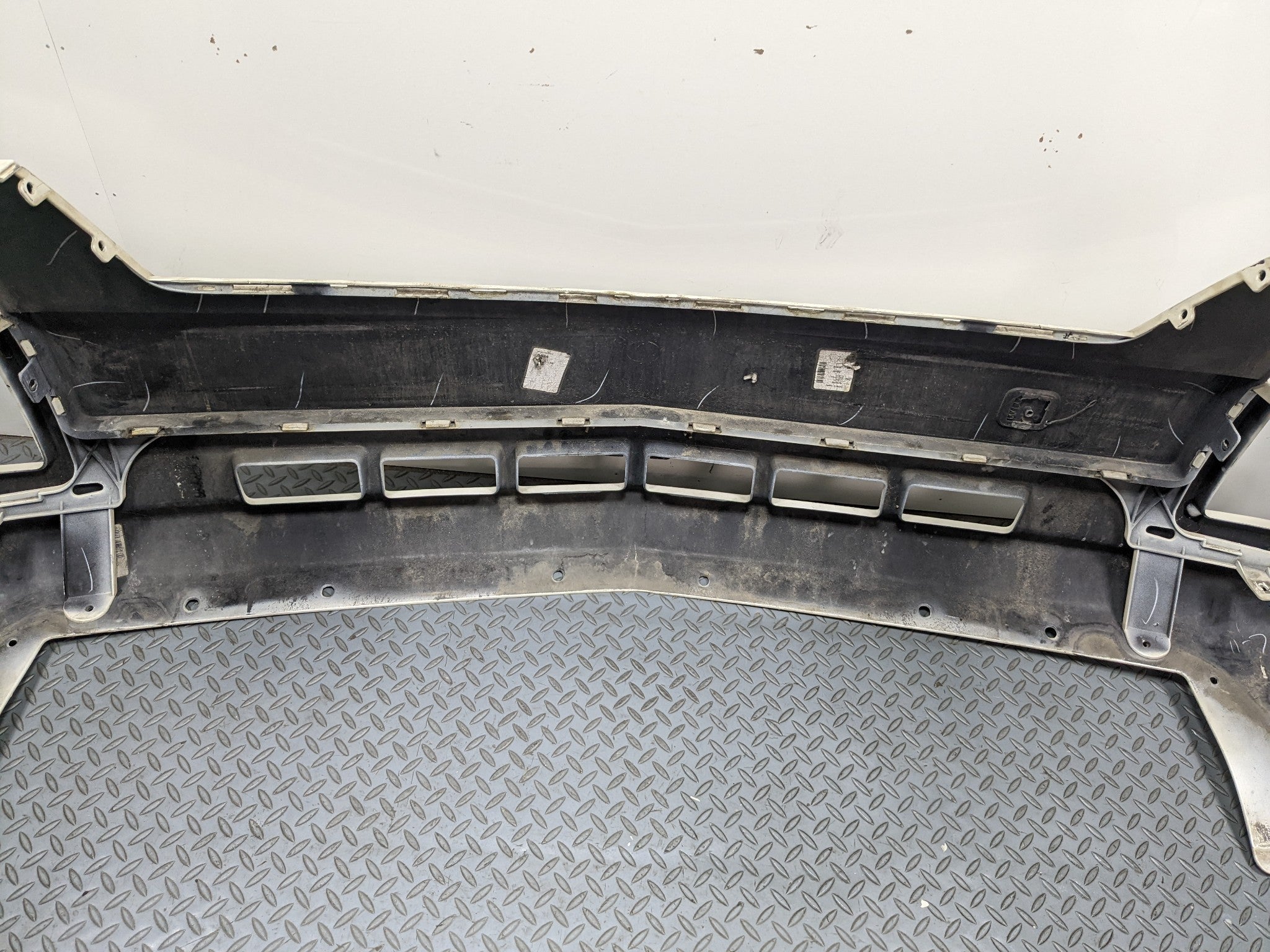 04 - 2009 CADILLAC SRX OEM FRONT BUMPER COVER PANEL ASSEMBLY WHITE DIAMOND PEARL