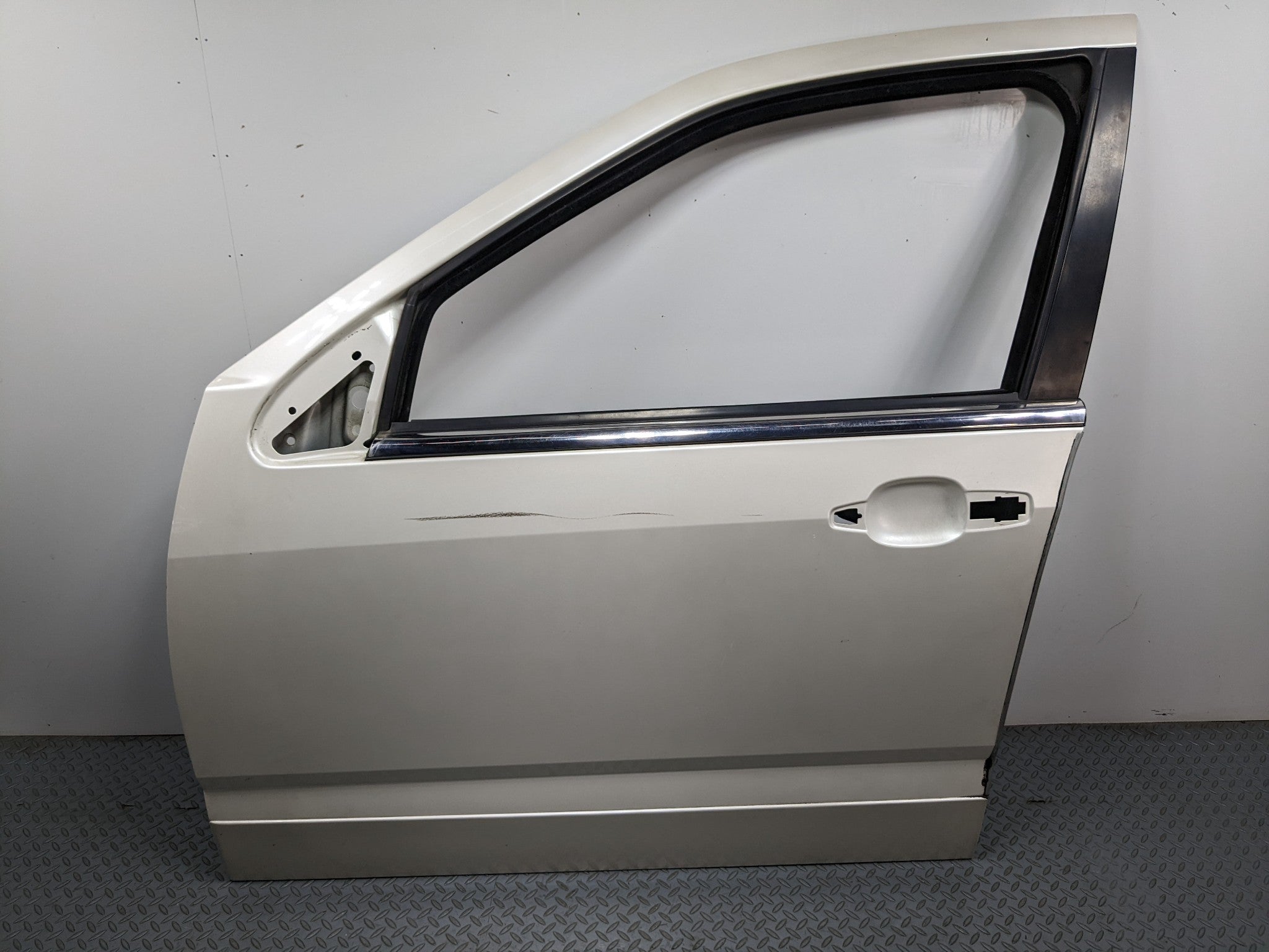04 - 09 CADILLAC SRX OEM DOOR SHELL PANEL WHITE DIAMOND PEARL FRONT LEFT SIDE