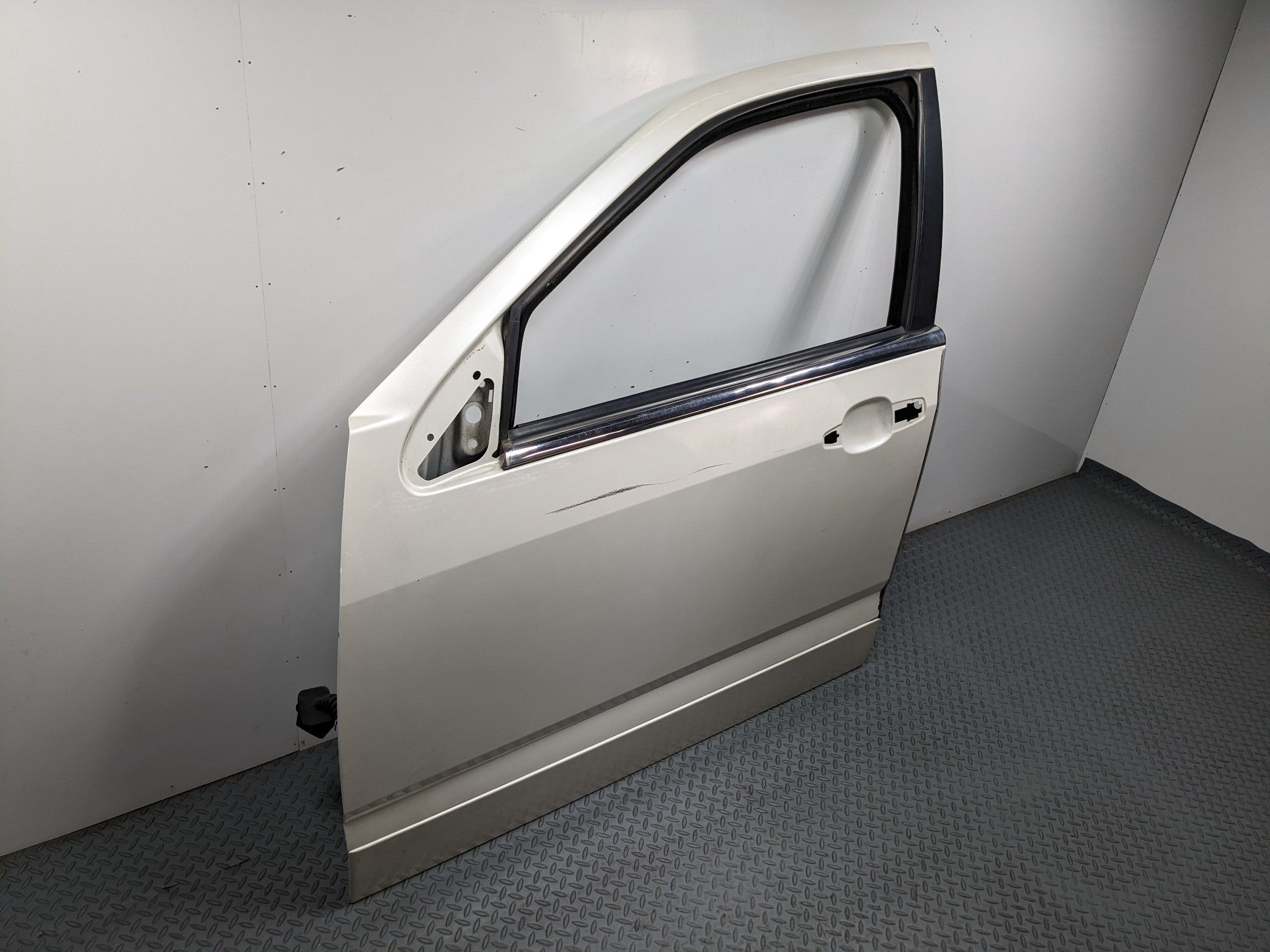 04 - 09 CADILLAC SRX OEM DOOR SHELL PANEL WHITE DIAMOND PEARL FRONT LEFT SIDE