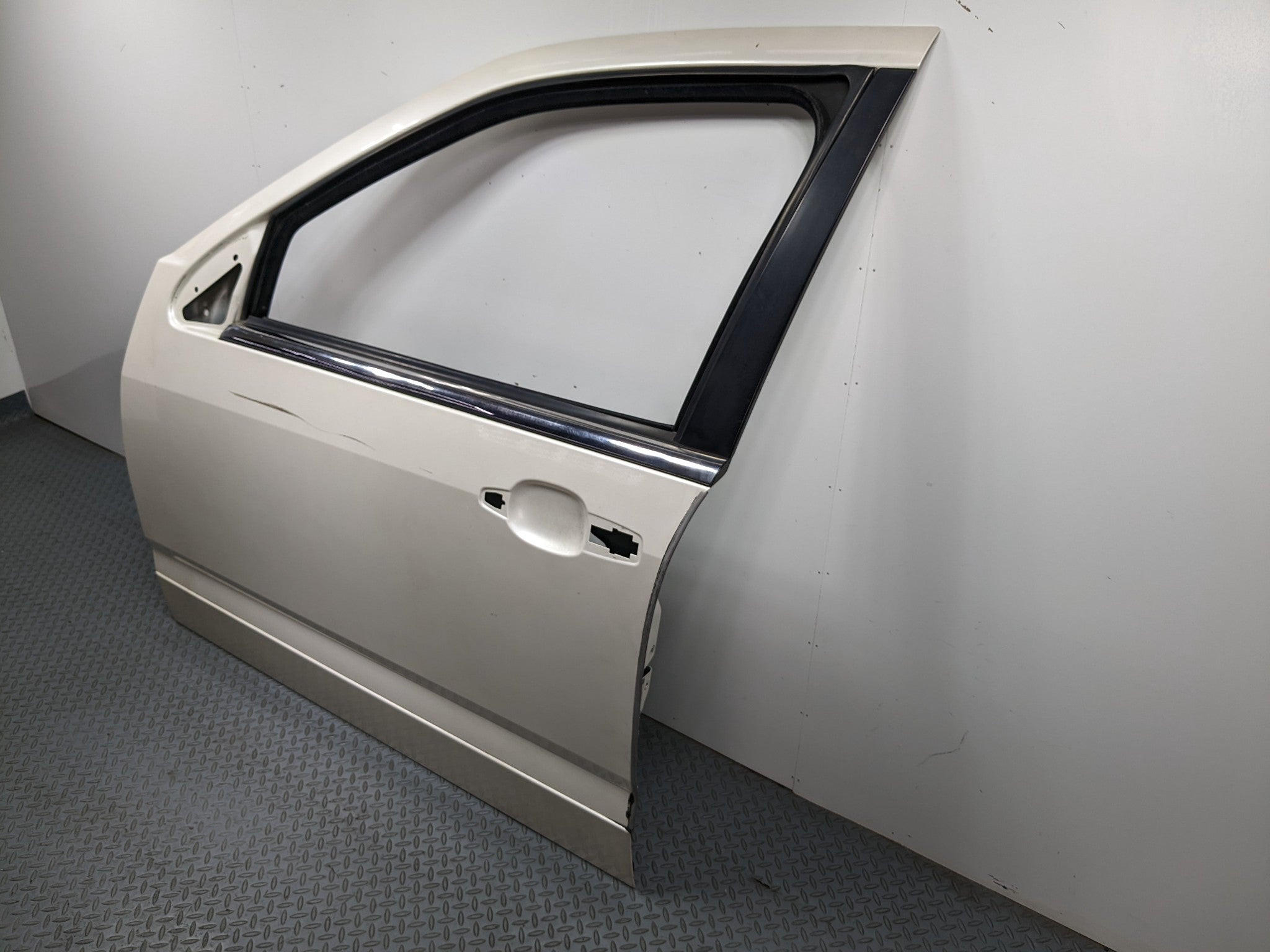 04 - 09 CADILLAC SRX OEM DOOR SHELL PANEL WHITE DIAMOND PEARL FRONT LEFT SIDE