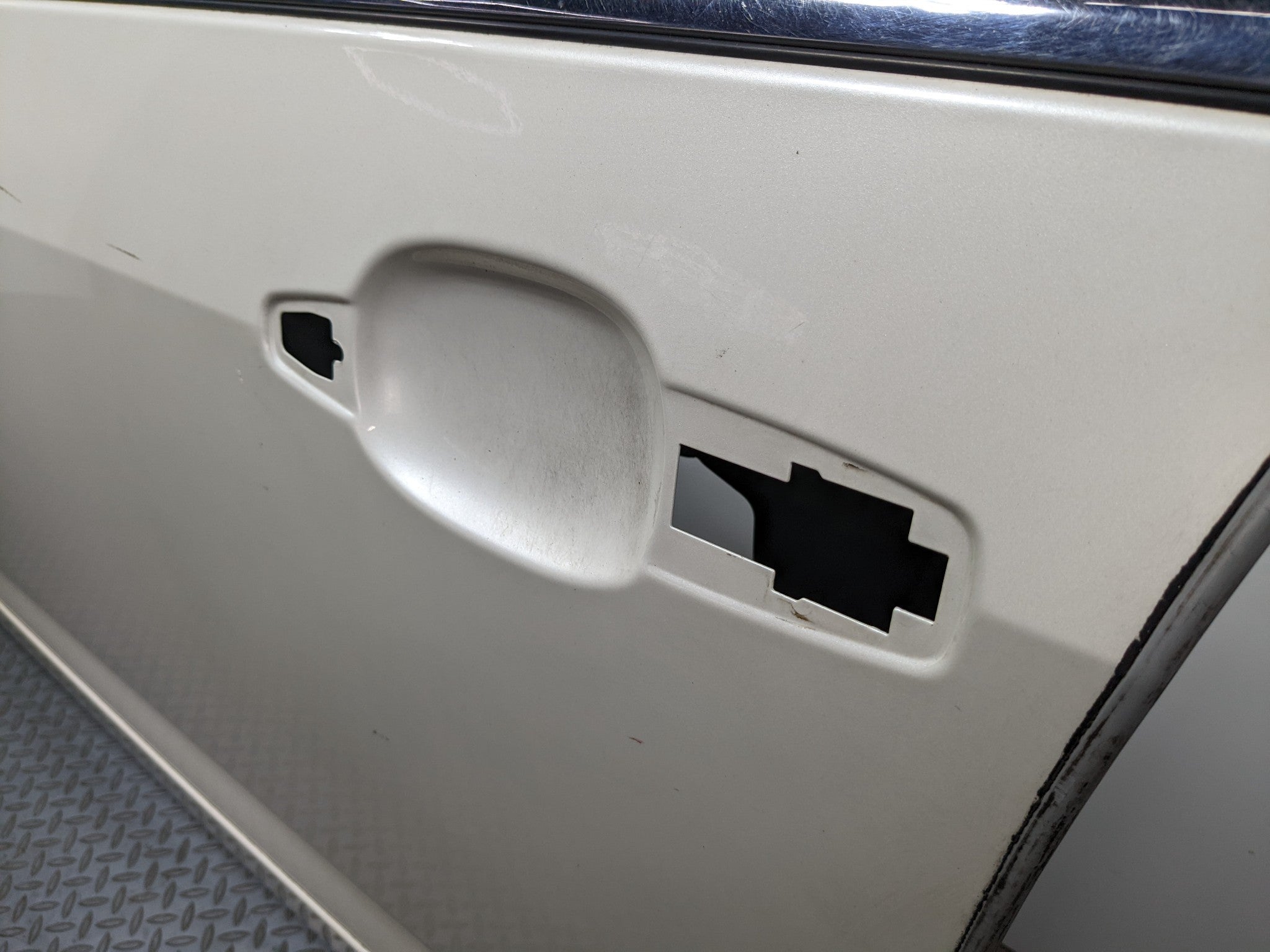 04 - 09 CADILLAC SRX OEM DOOR SHELL PANEL WHITE DIAMOND PEARL FRONT LEFT SIDE