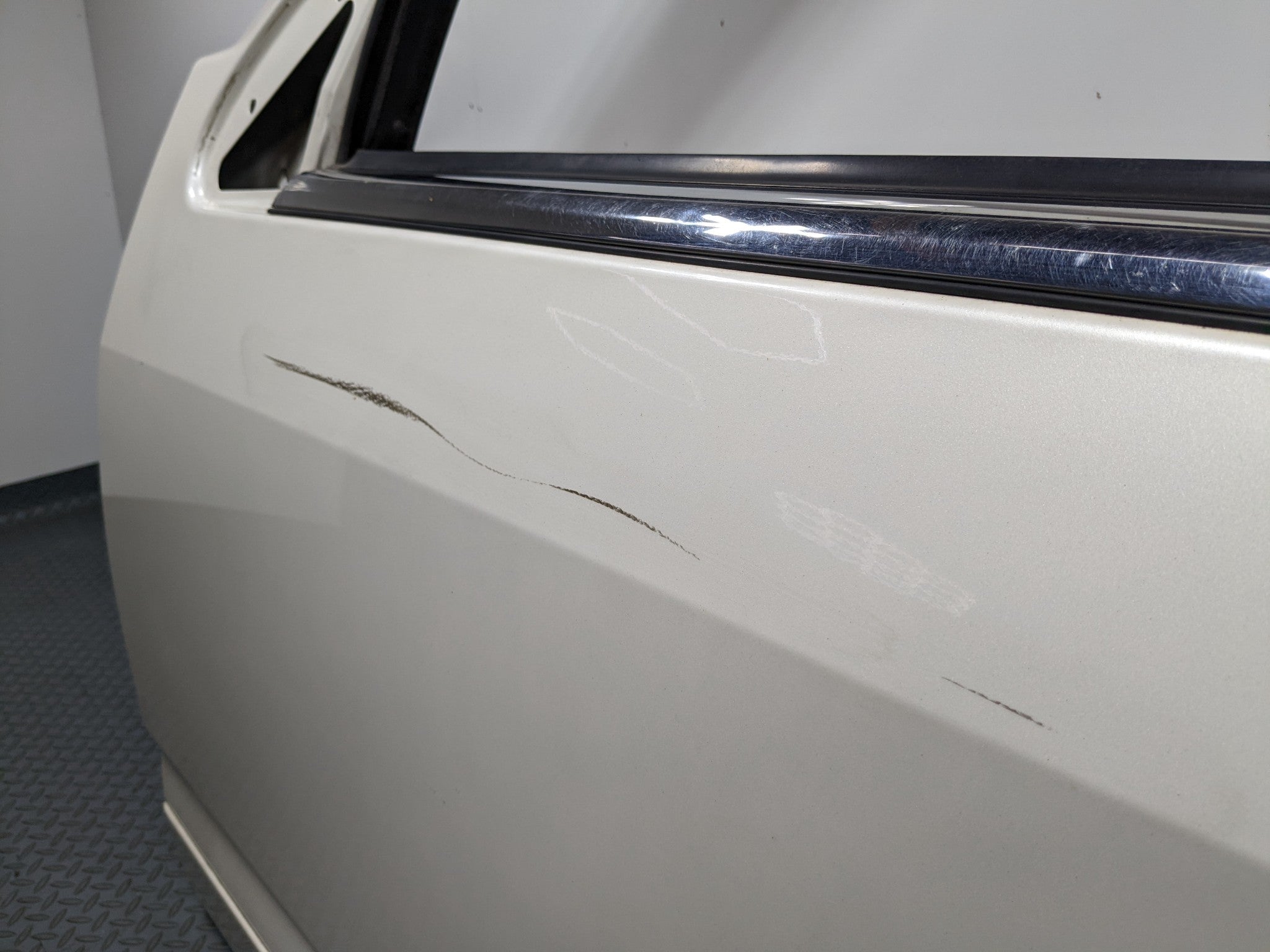 04 - 09 CADILLAC SRX OEM DOOR SHELL PANEL WHITE DIAMOND PEARL FRONT LEFT SIDE