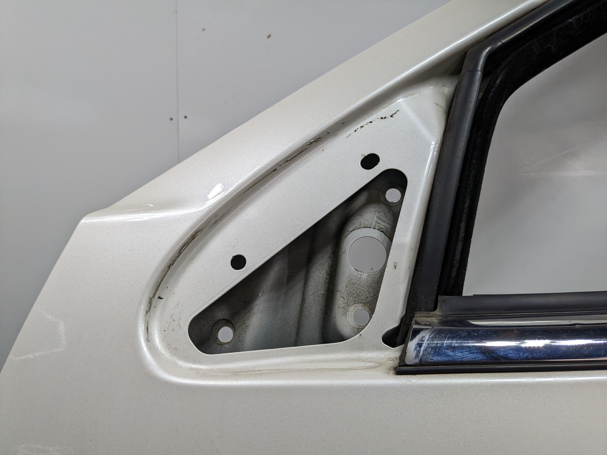 04 - 09 CADILLAC SRX OEM DOOR SHELL PANEL WHITE DIAMOND PEARL FRONT LEFT SIDE