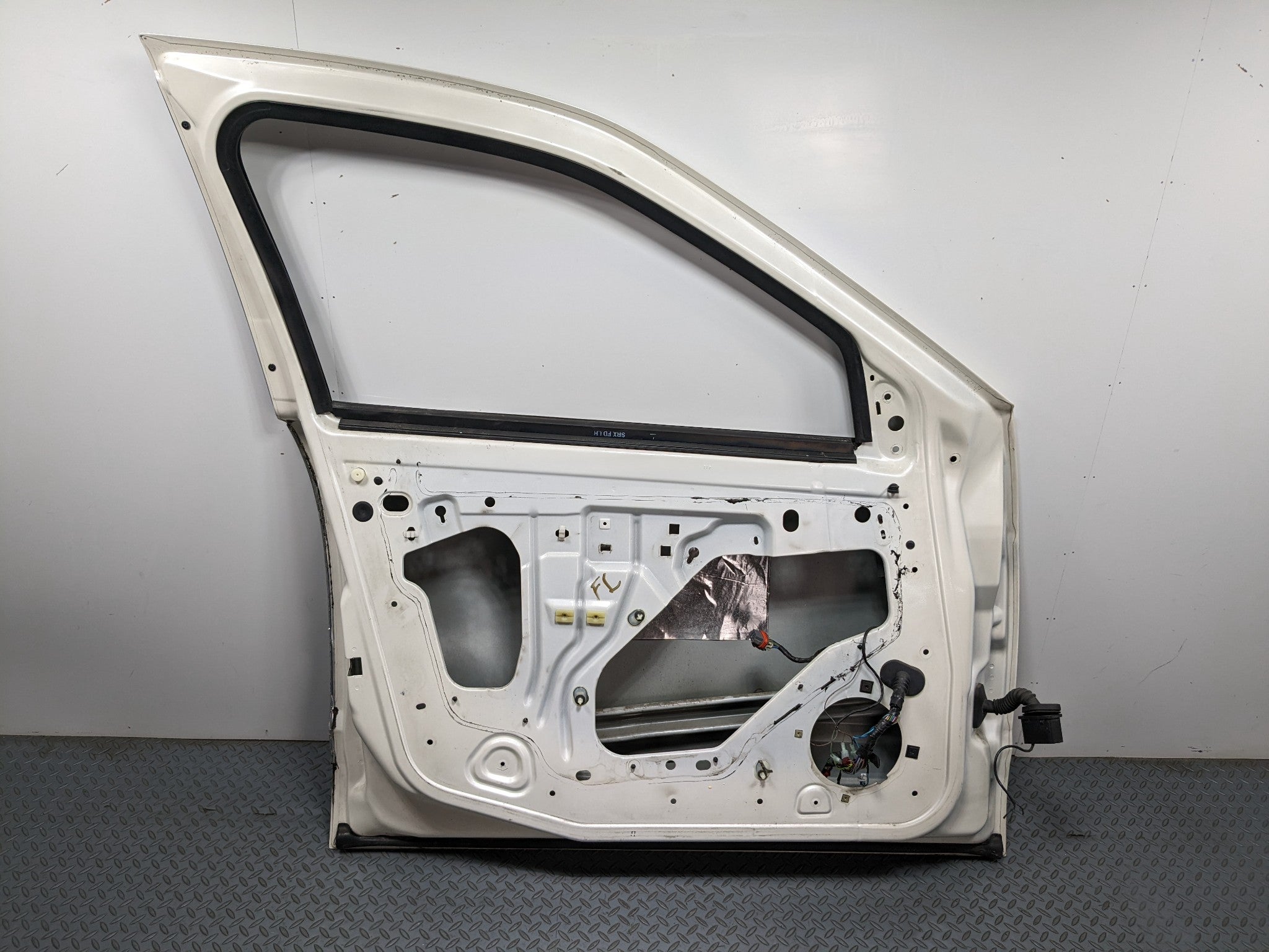 04 - 09 CADILLAC SRX OEM DOOR SHELL PANEL WHITE DIAMOND PEARL FRONT LEFT SIDE