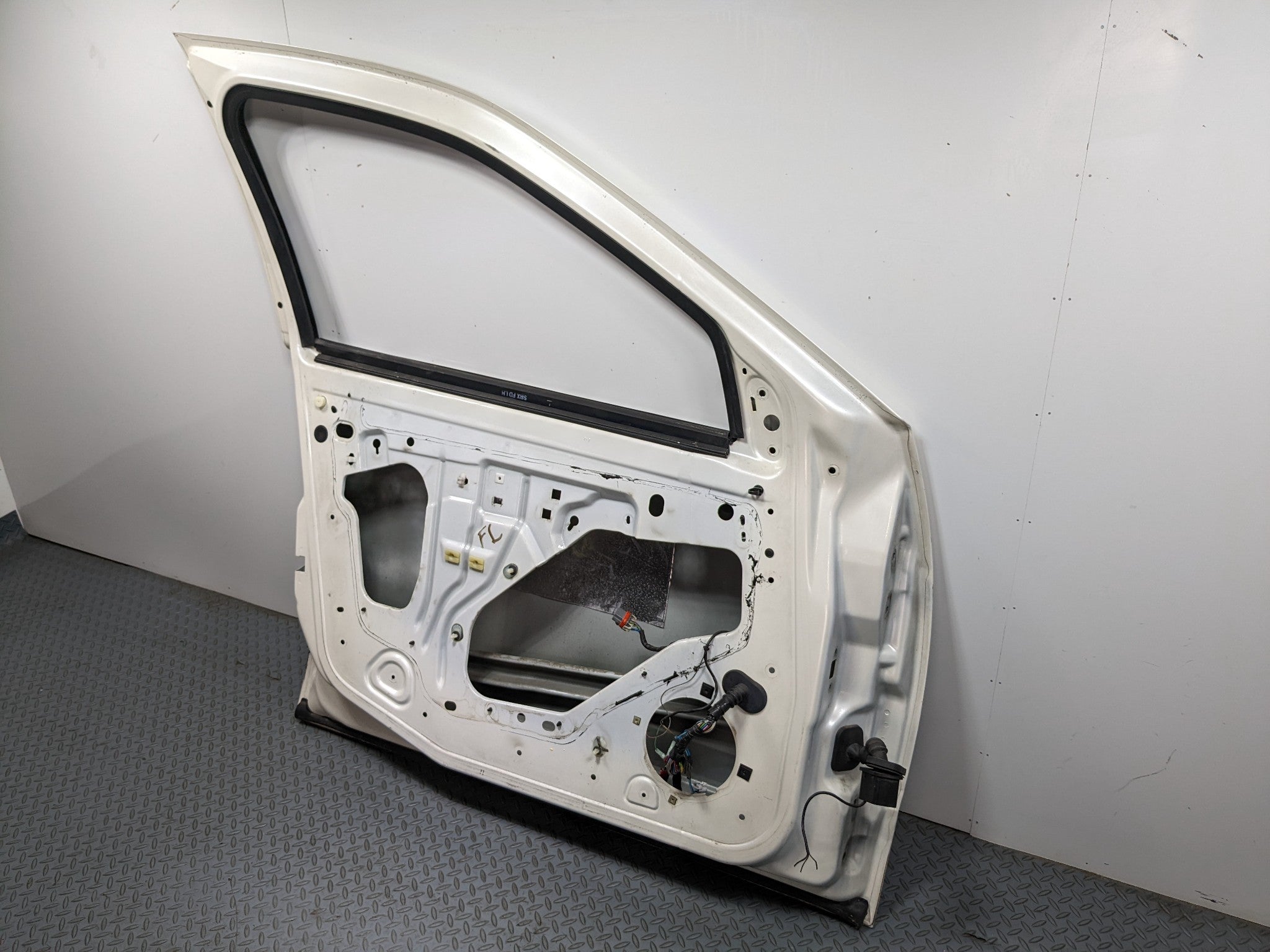 04 - 09 CADILLAC SRX OEM DOOR SHELL PANEL WHITE DIAMOND PEARL FRONT LEFT SIDE