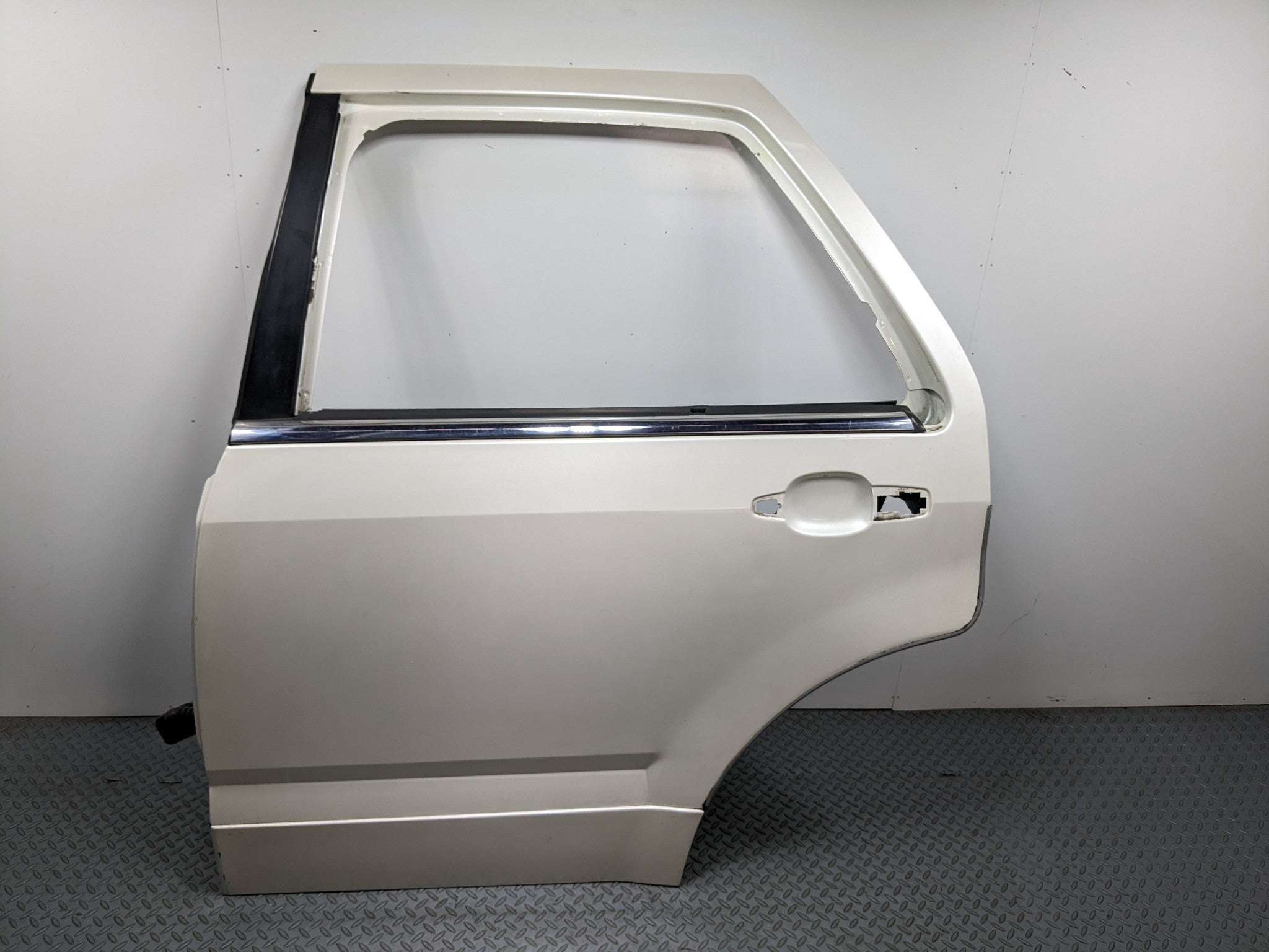 04 - 09 CADILLAC SRX OEM DOOR SHELL PANEL WHITE DIAMOND PEARL REAR LEFT DRIVER