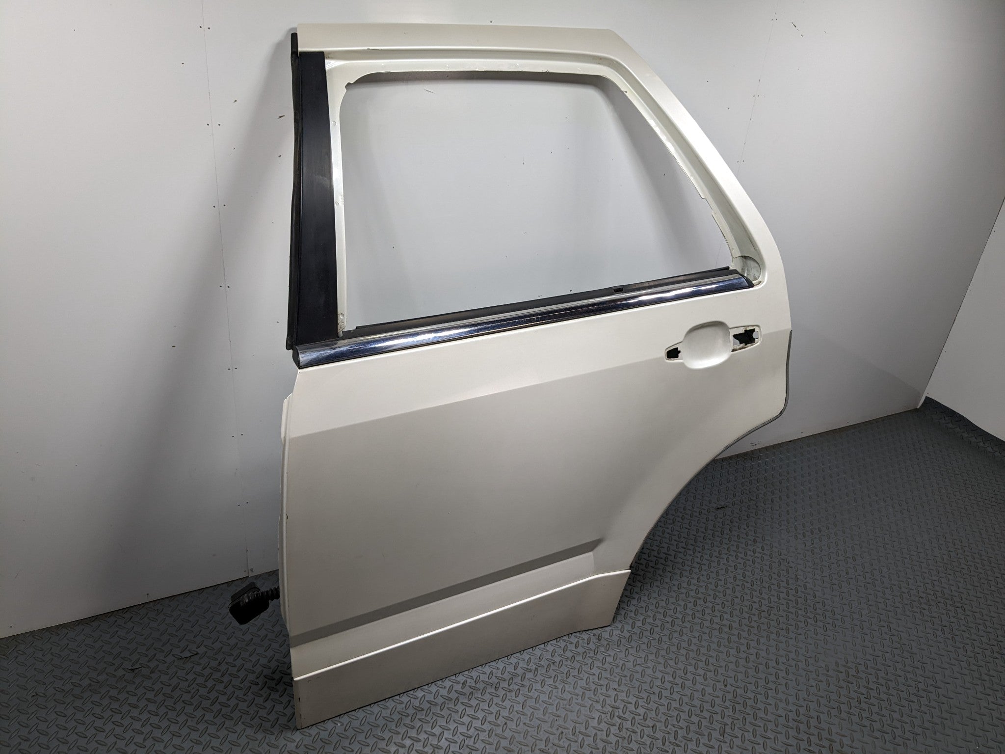 04 - 09 CADILLAC SRX OEM DOOR SHELL PANEL WHITE DIAMOND PEARL REAR LEFT DRIVER