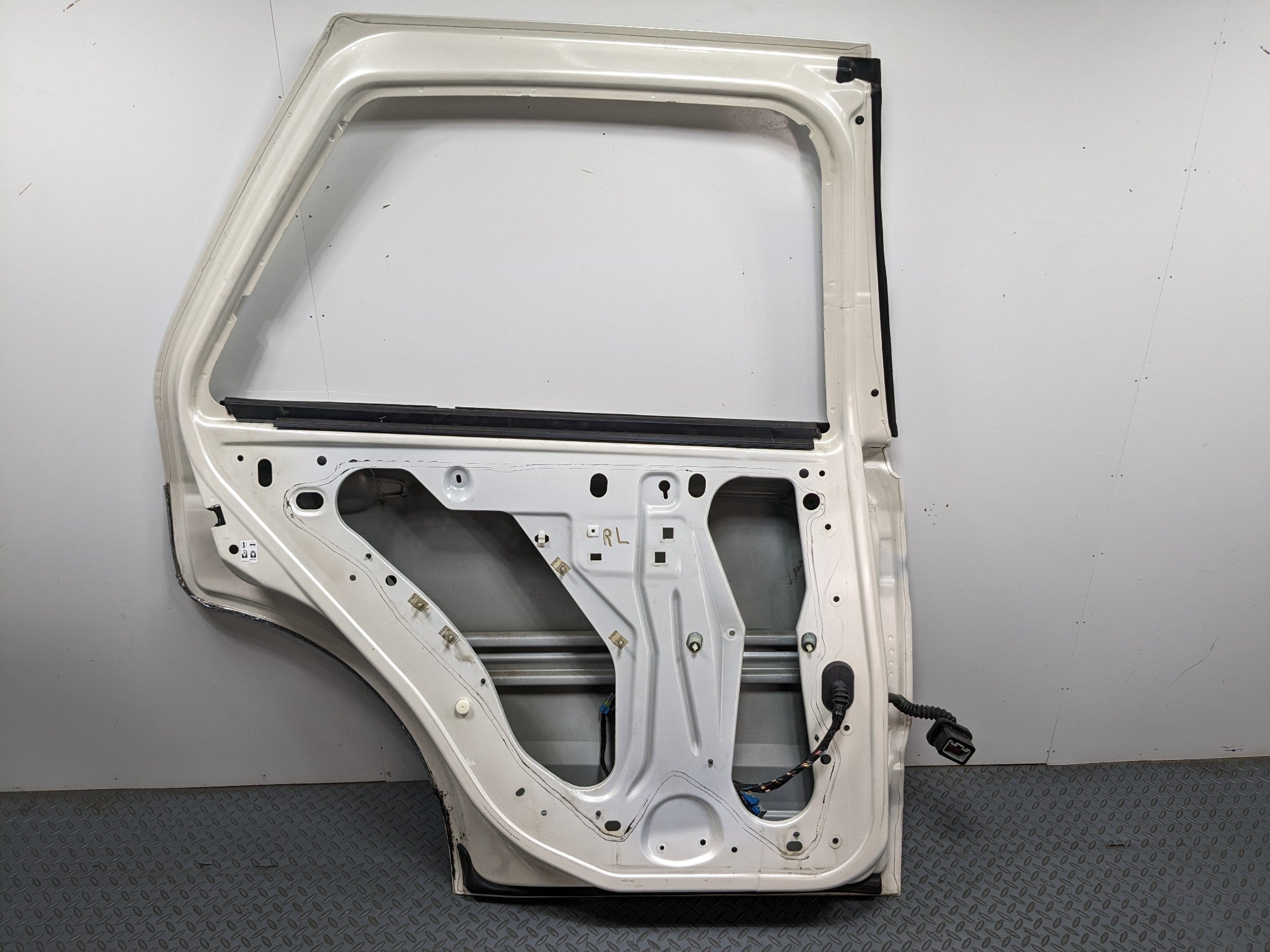 04 - 09 CADILLAC SRX OEM DOOR SHELL PANEL WHITE DIAMOND PEARL REAR LEFT DRIVER