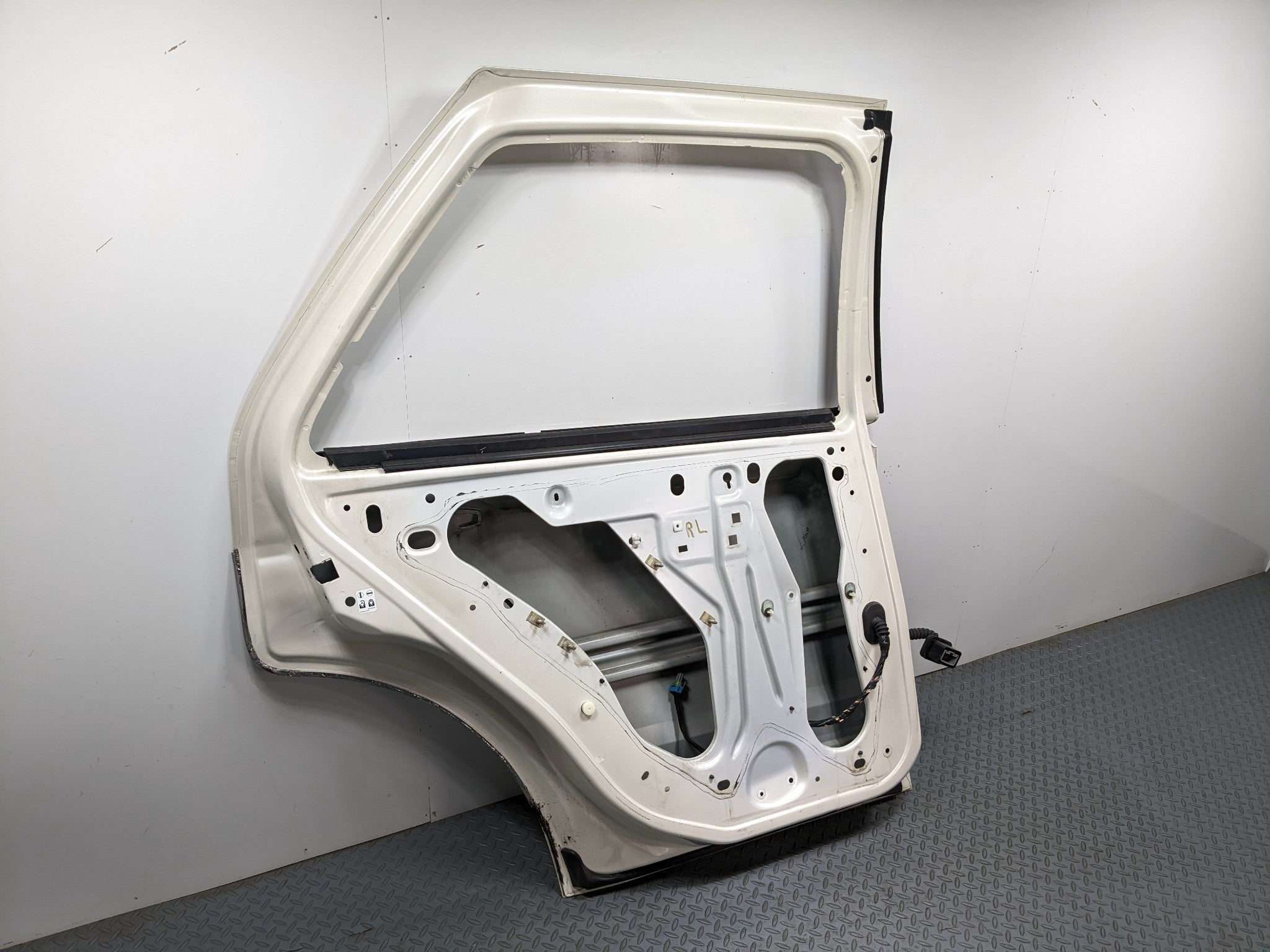 04 - 09 CADILLAC SRX OEM DOOR SHELL PANEL WHITE DIAMOND PEARL REAR LEFT DRIVER