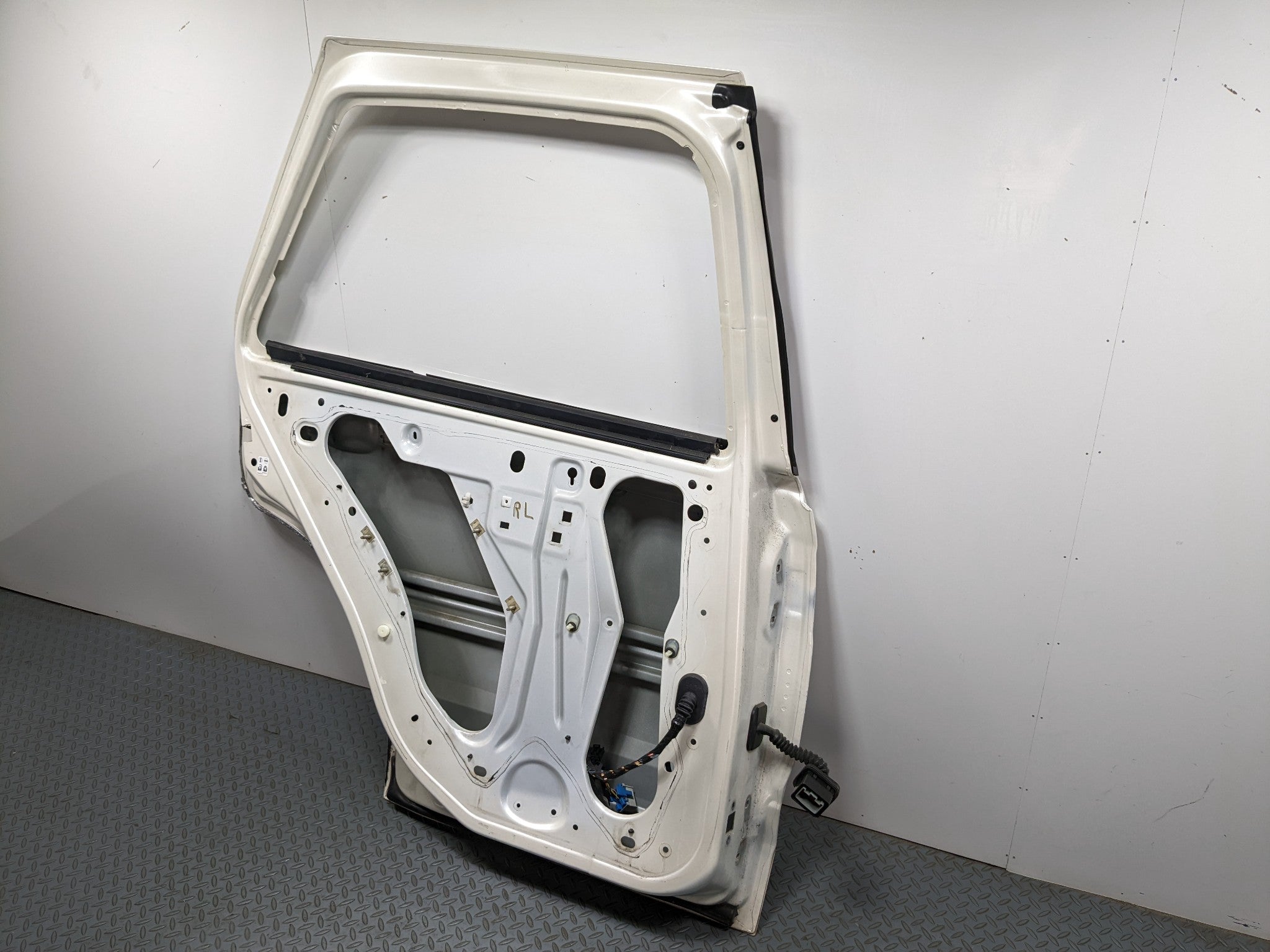 04 - 09 CADILLAC SRX OEM DOOR SHELL PANEL WHITE DIAMOND PEARL REAR LEFT DRIVER