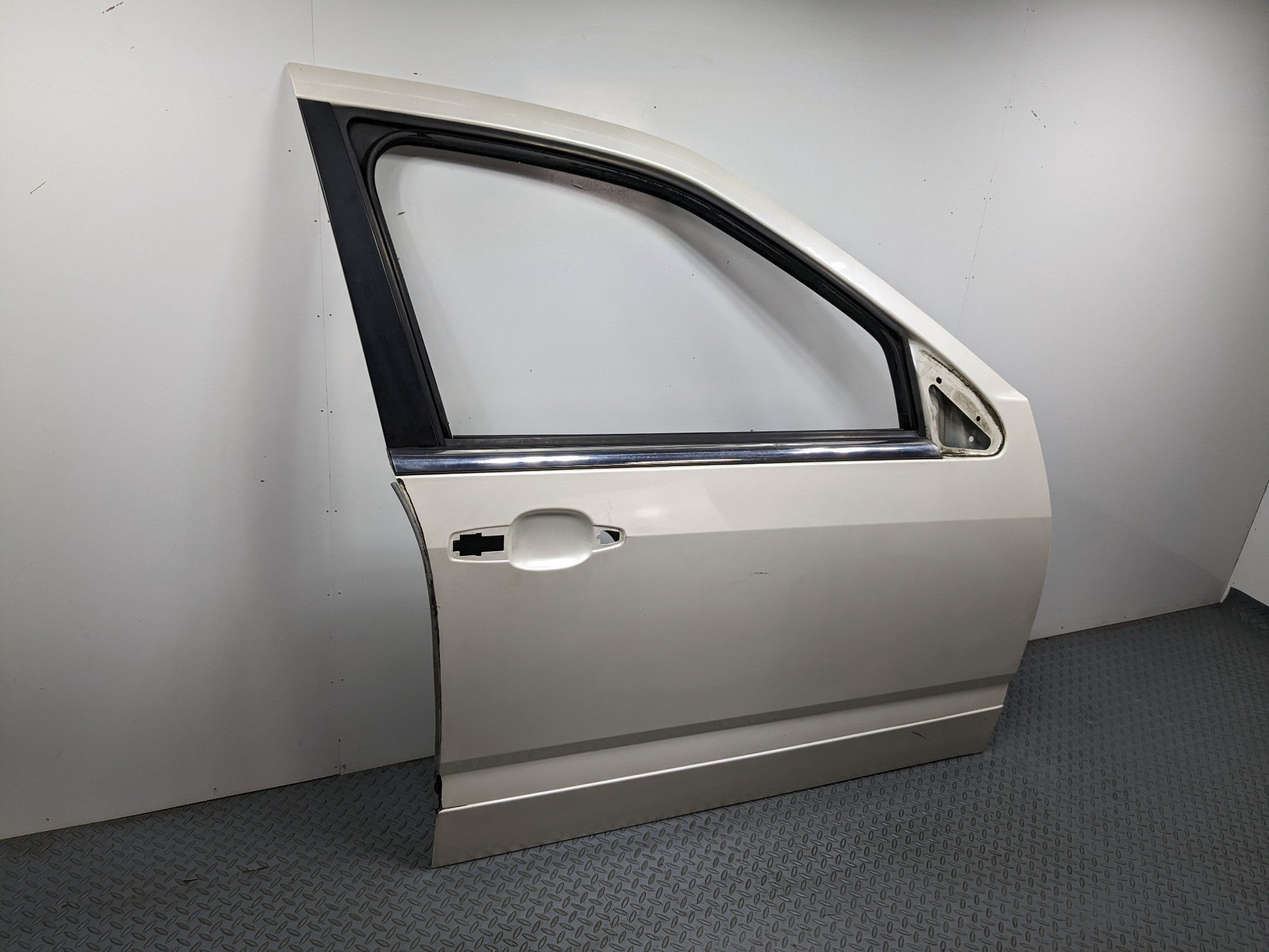 04 - 09 CADILLAC SRX OEM DOOR SHELL PANEL WHITE DIAMOND PEARL FRONT RIGHT SIDE
