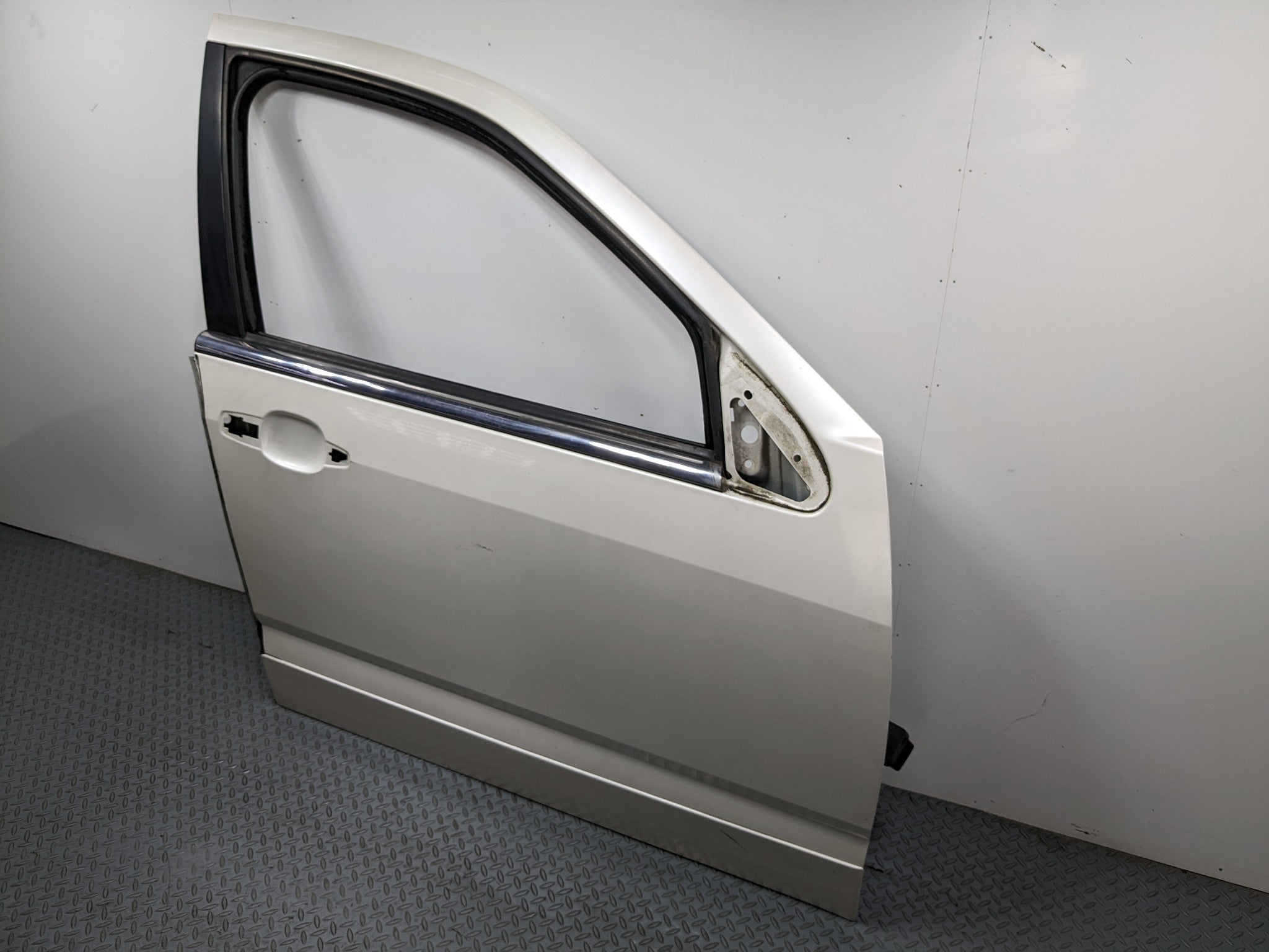 04 - 09 CADILLAC SRX OEM DOOR SHELL PANEL WHITE DIAMOND PEARL FRONT RIGHT SIDE