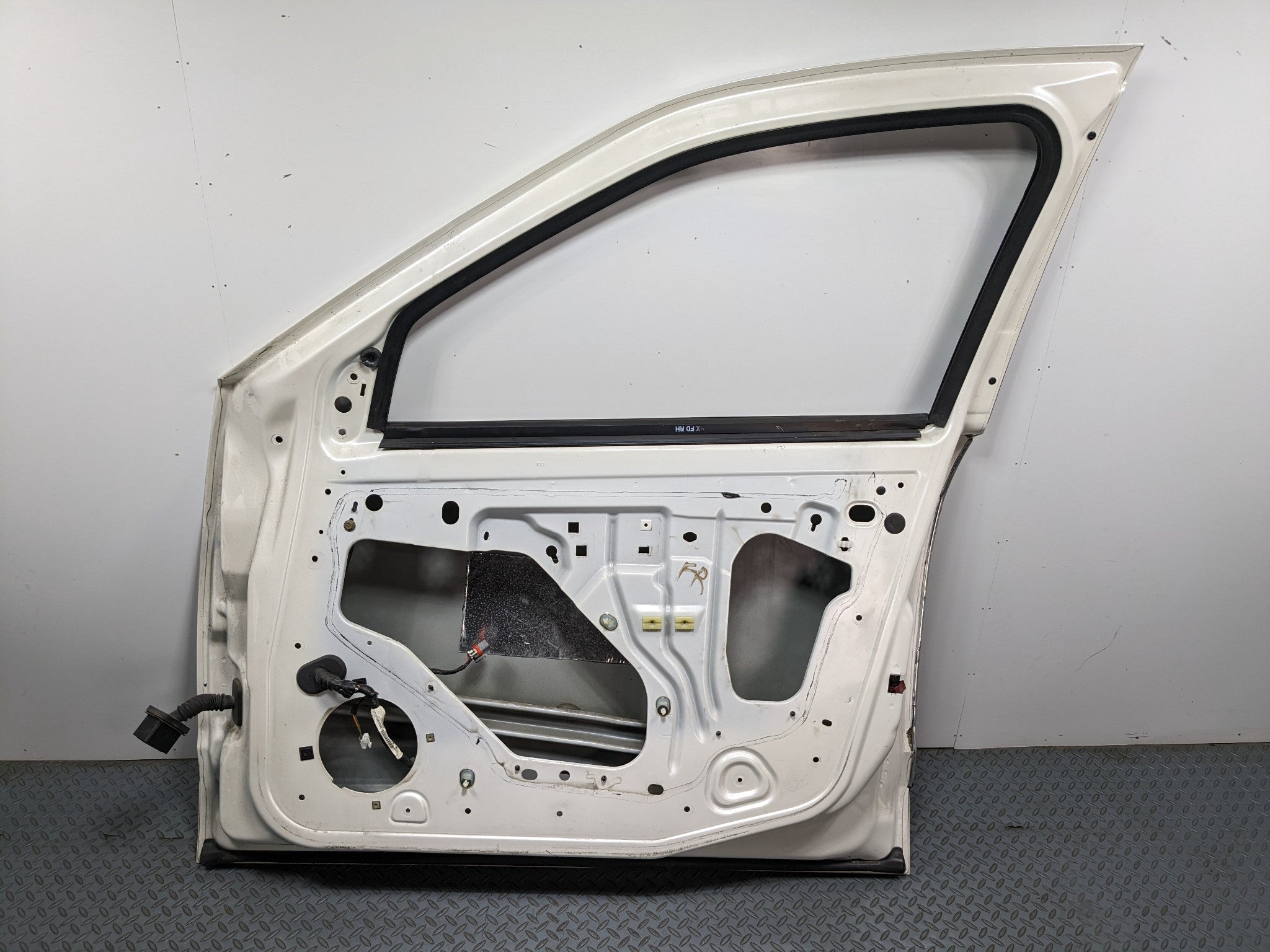 04 - 09 CADILLAC SRX OEM DOOR SHELL PANEL WHITE DIAMOND PEARL FRONT RIGHT SIDE