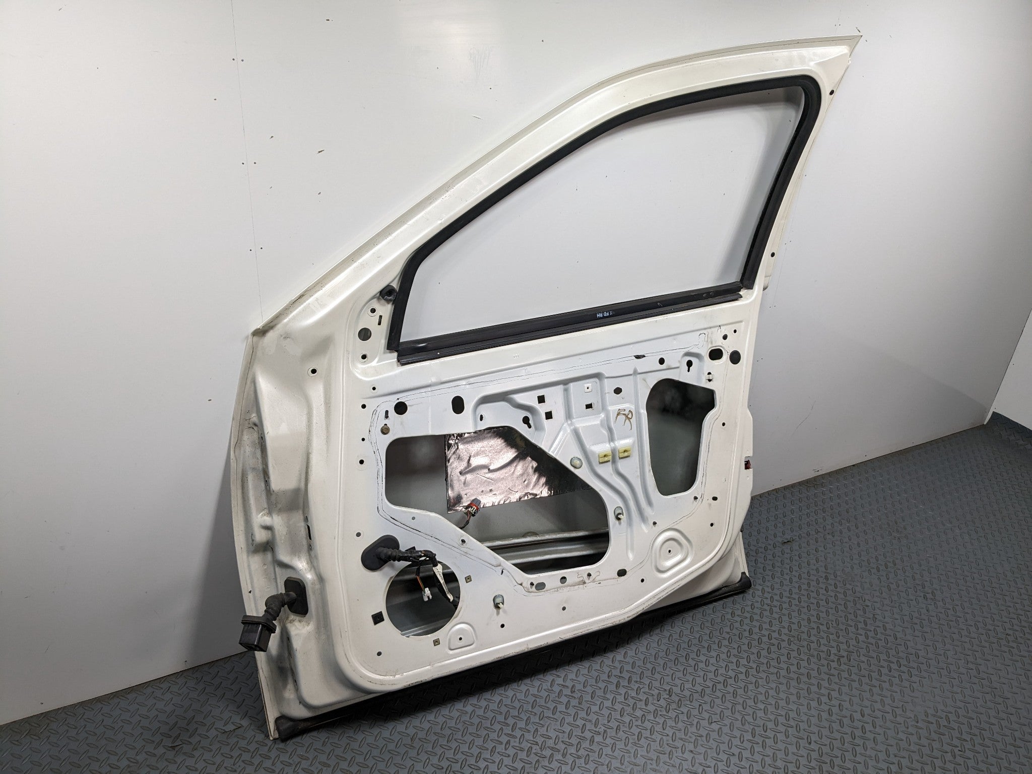 04 - 09 CADILLAC SRX OEM DOOR SHELL PANEL WHITE DIAMOND PEARL FRONT RIGHT SIDE