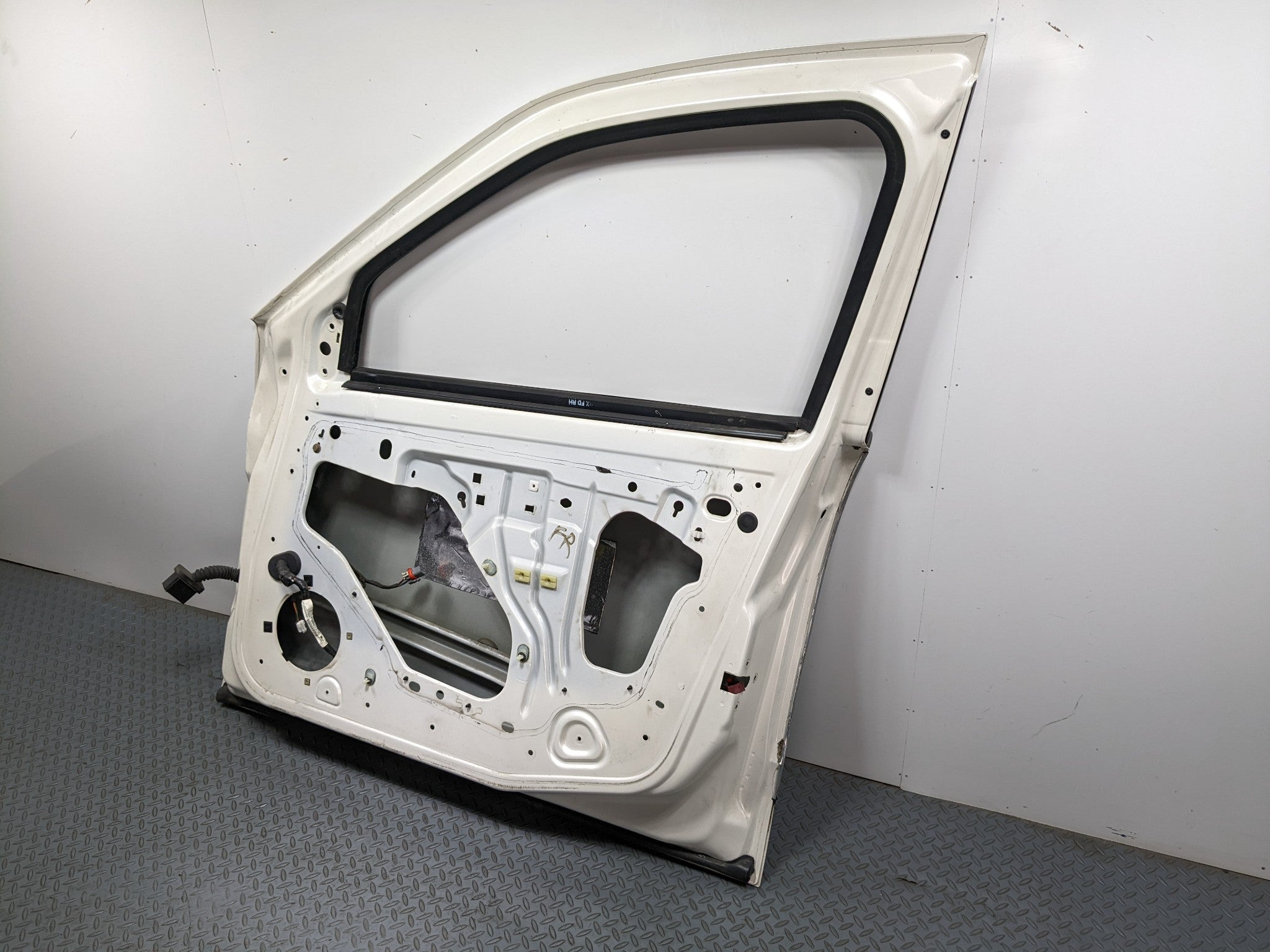 04 - 09 CADILLAC SRX OEM DOOR SHELL PANEL WHITE DIAMOND PEARL FRONT RIGHT SIDE