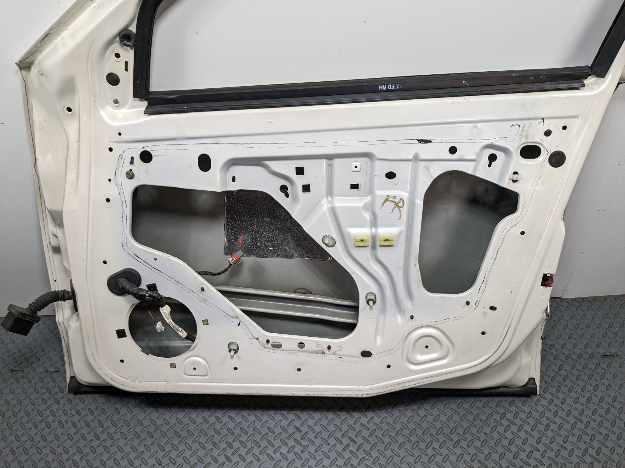 04 - 09 CADILLAC SRX OEM DOOR SHELL PANEL WHITE DIAMOND PEARL FRONT RIGHT SIDE