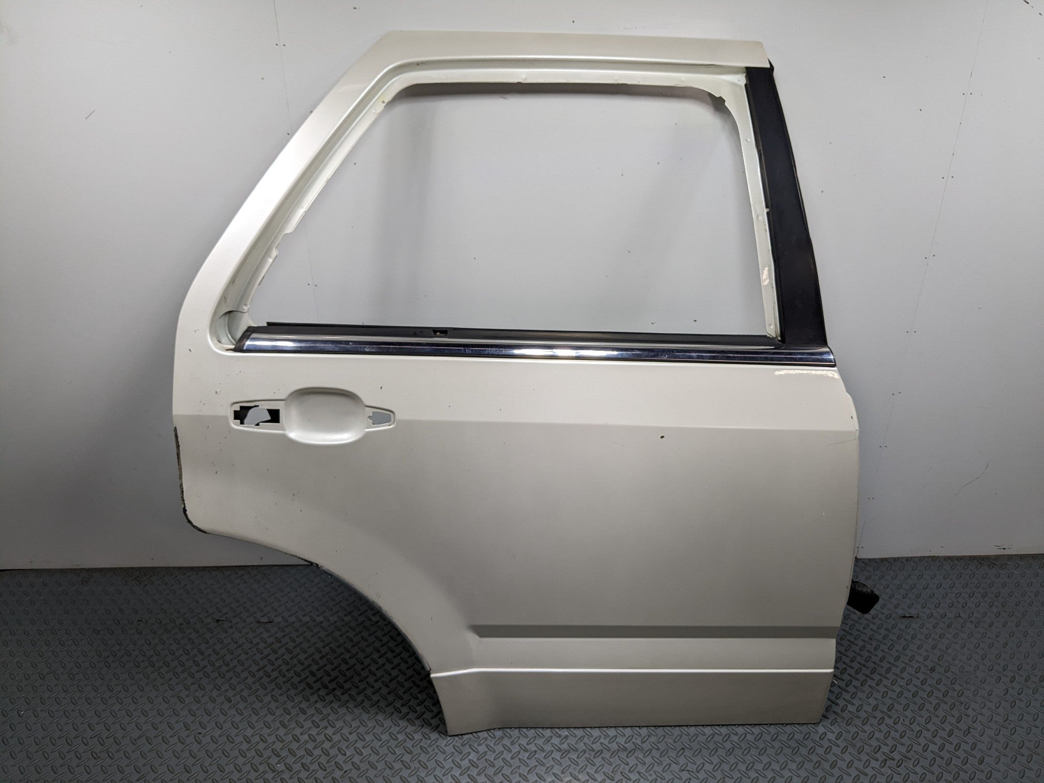 04 - 09 CADILLAC SRX OEM DOOR SHELL PANEL WHITE DIAMOND PEARL REAR RIGHT SIDE