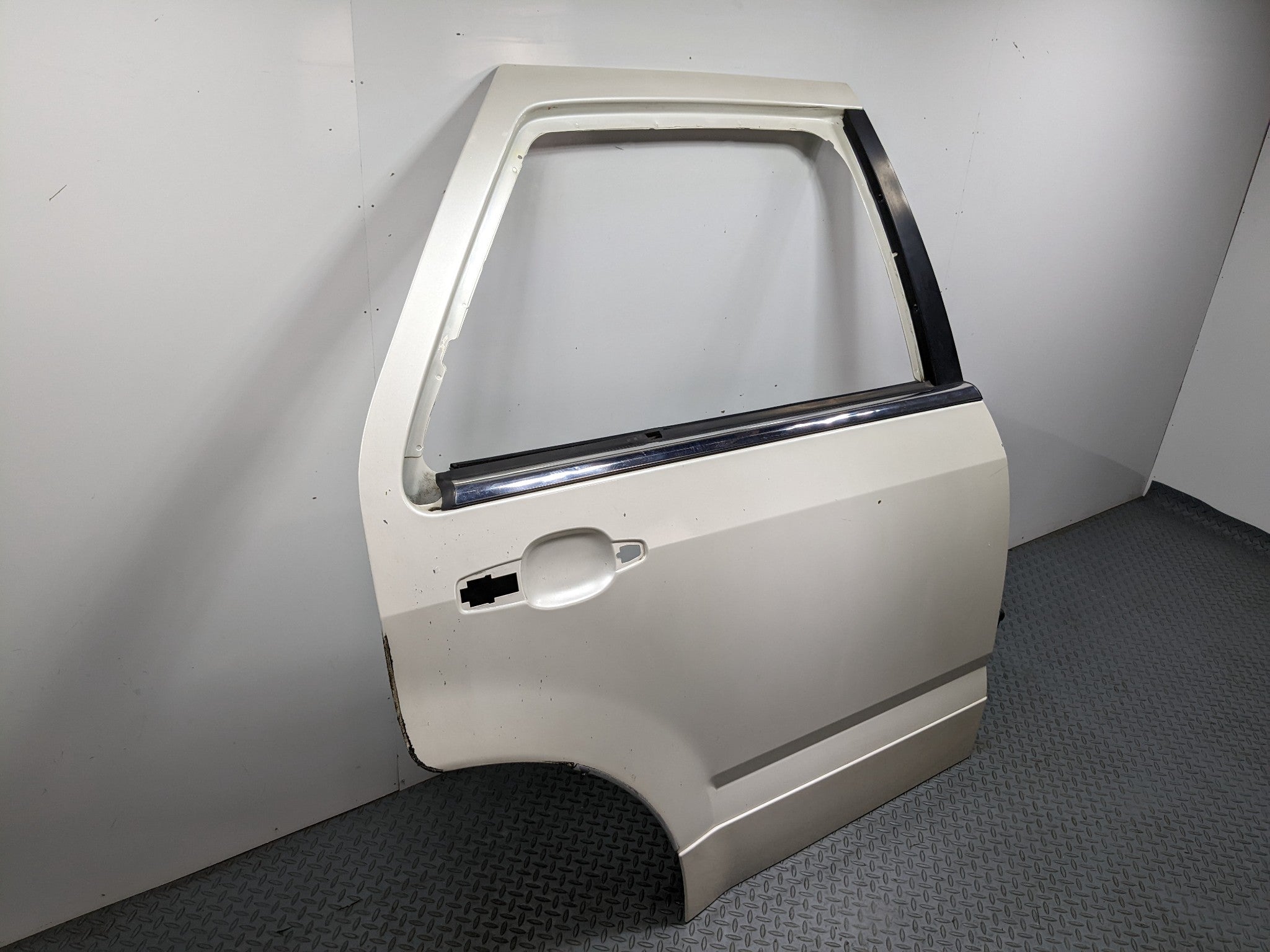 04 - 09 CADILLAC SRX OEM DOOR SHELL PANEL WHITE DIAMOND PEARL REAR RIGHT SIDE