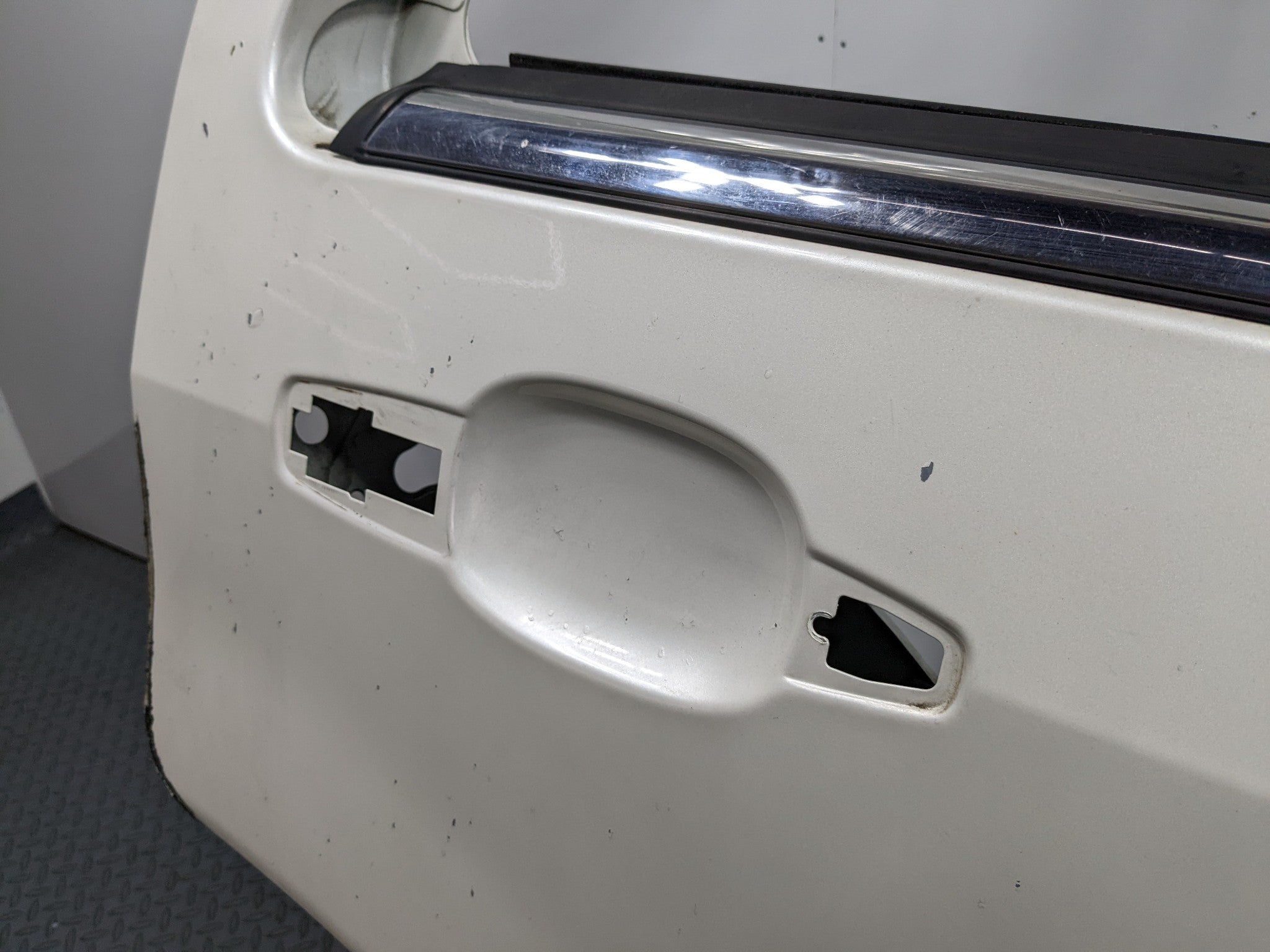 04 - 09 CADILLAC SRX OEM DOOR SHELL PANEL WHITE DIAMOND PEARL REAR RIGHT SIDE