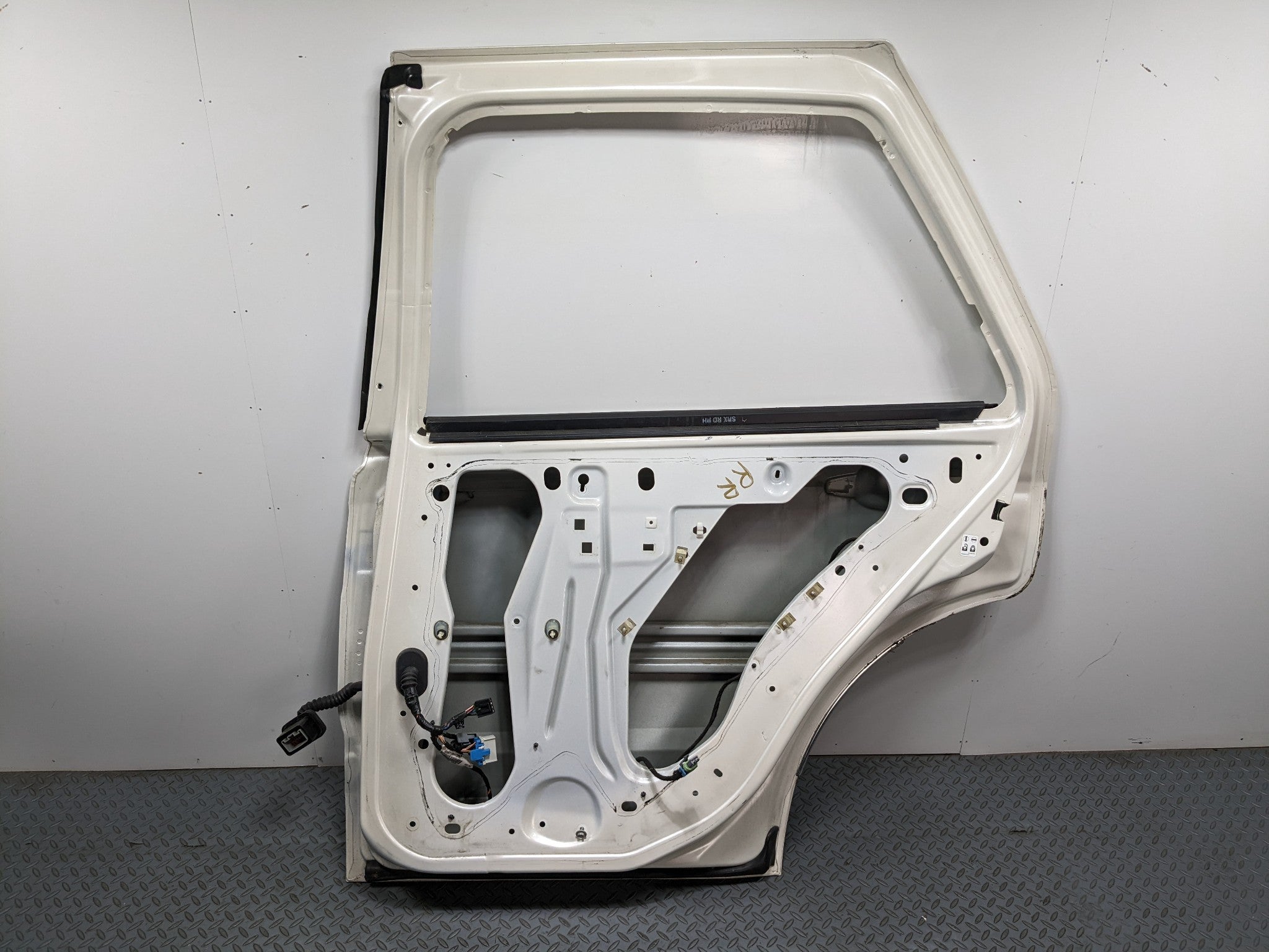 04 - 09 CADILLAC SRX OEM DOOR SHELL PANEL WHITE DIAMOND PEARL REAR RIGHT SIDE