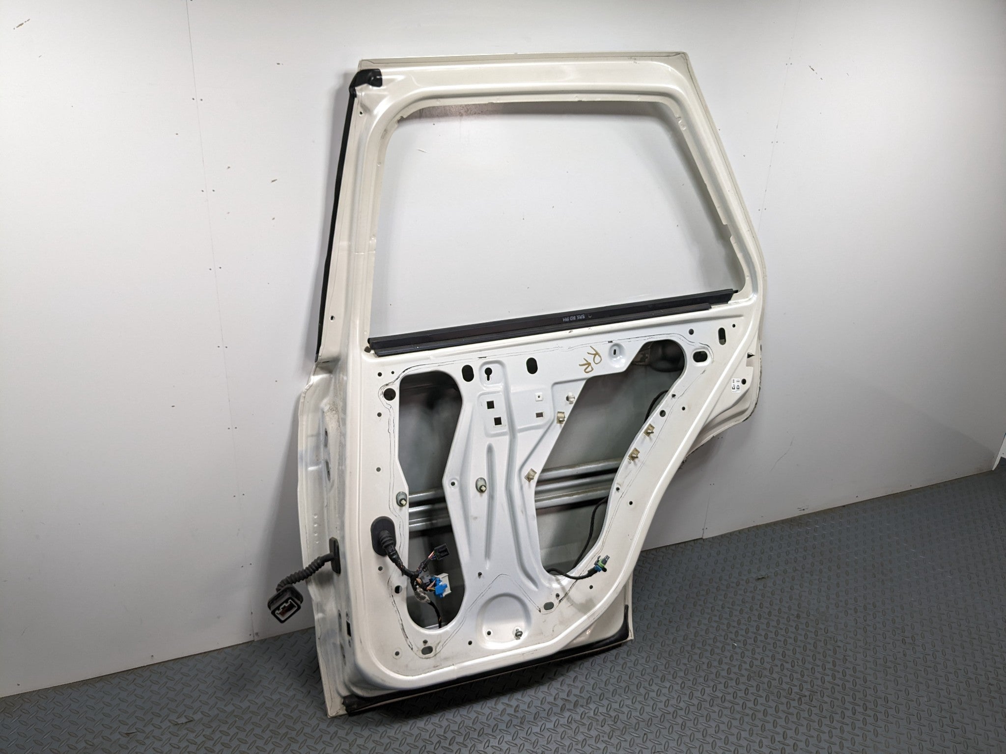 04 - 09 CADILLAC SRX OEM DOOR SHELL PANEL WHITE DIAMOND PEARL REAR RIGHT SIDE