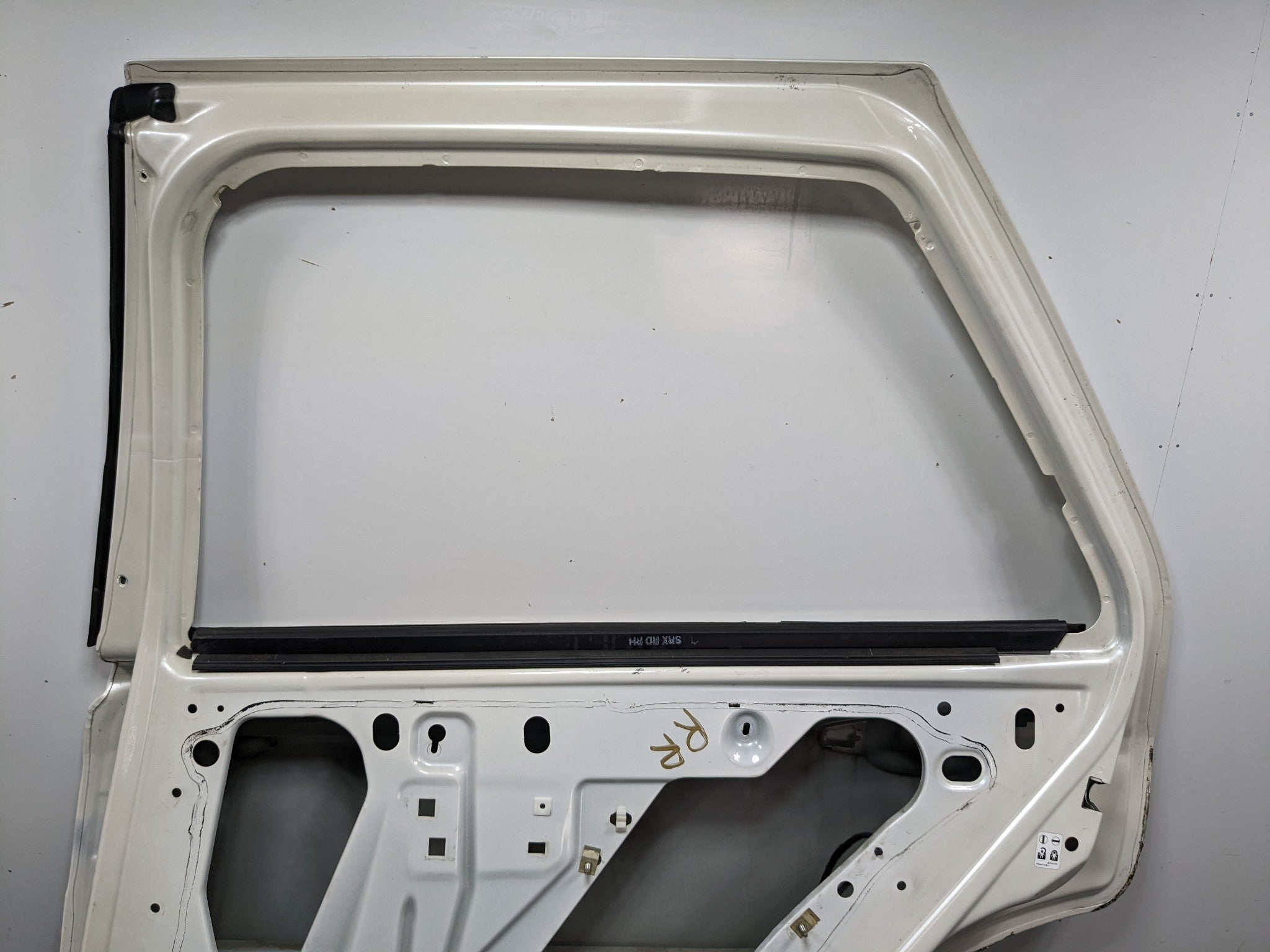 04 - 09 CADILLAC SRX OEM DOOR SHELL PANEL WHITE DIAMOND PEARL REAR RIGHT SIDE