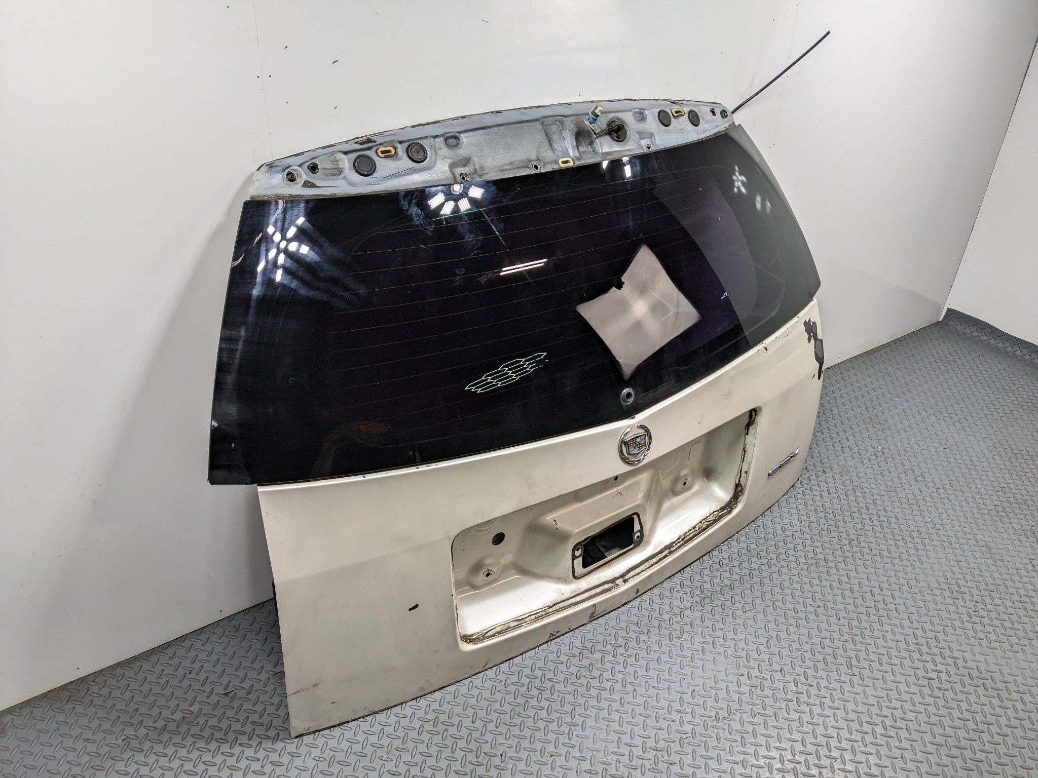 04 - 09 CADILLAC SRX OEM REAR TAILGATE LIFTGATE SHELL PANEL WITH GLASS ASSEMBLY