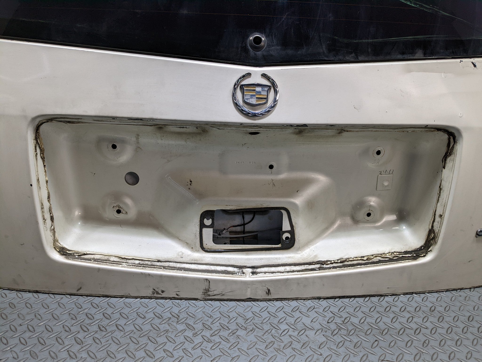 04 - 09 CADILLAC SRX OEM REAR TAILGATE LIFTGATE SHELL PANEL WITH GLASS ASSEMBLY