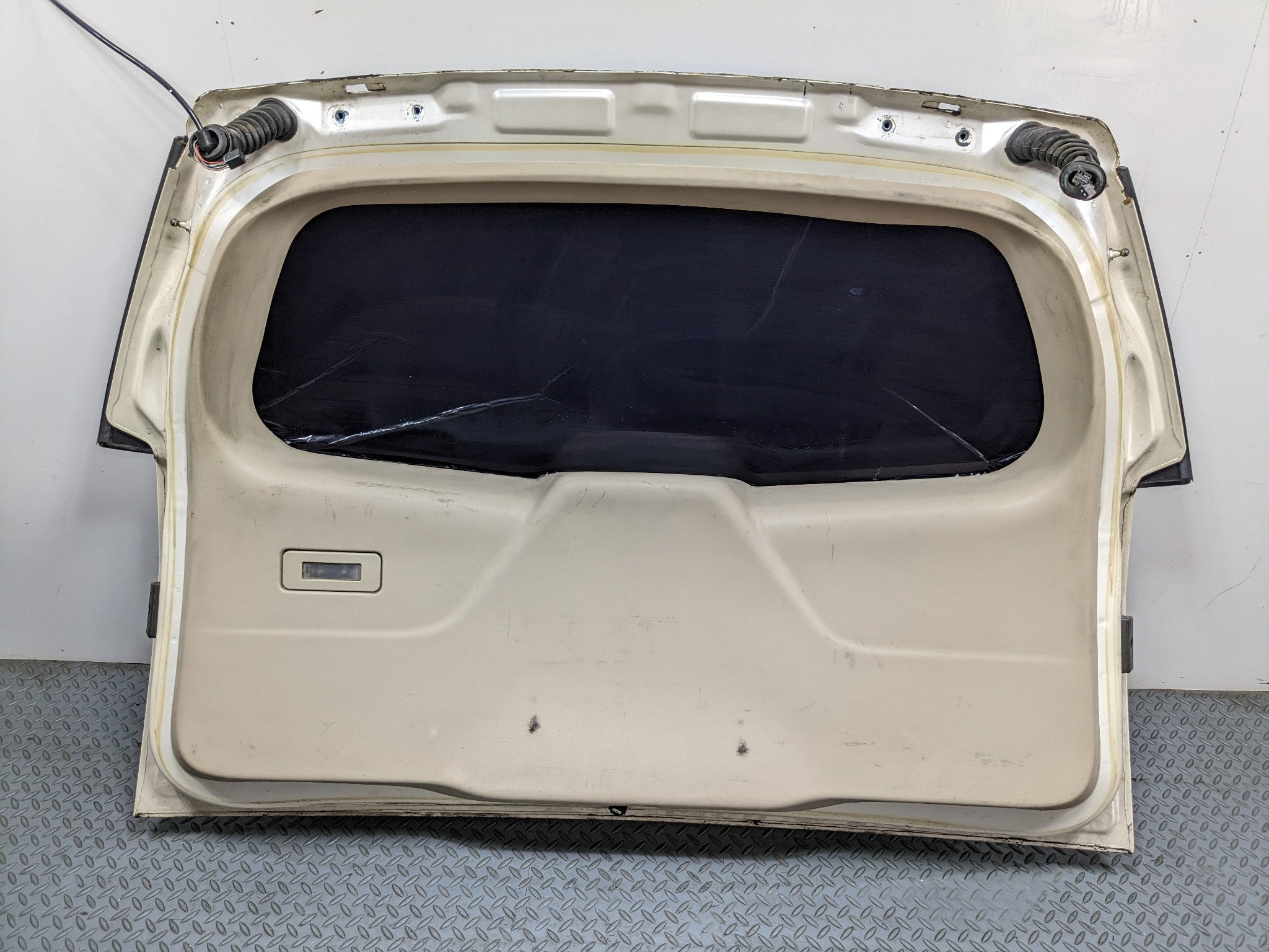 04 - 09 CADILLAC SRX OEM REAR TAILGATE LIFTGATE SHELL PANEL WITH GLASS ASSEMBLY