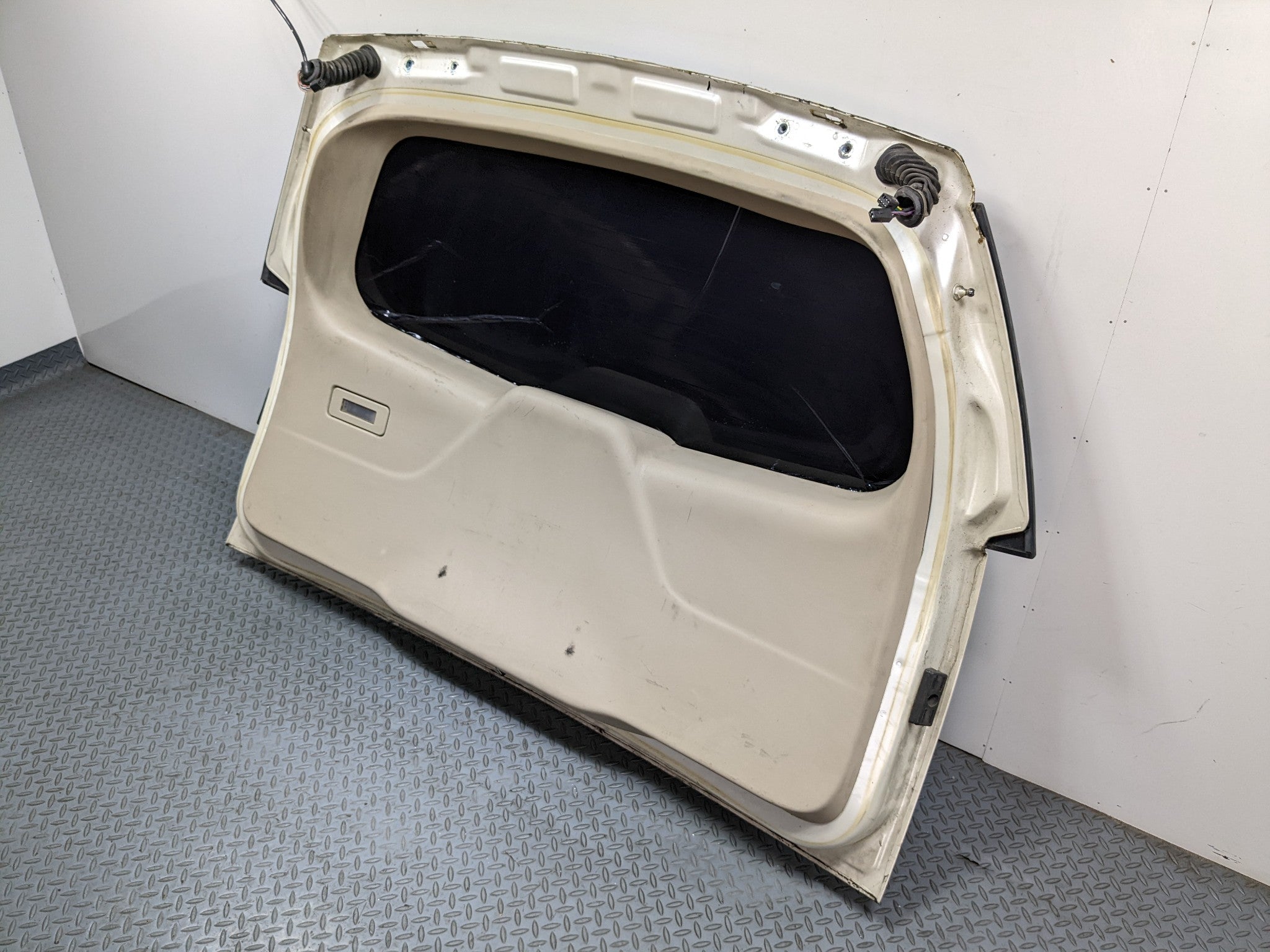04 - 09 CADILLAC SRX OEM REAR TAILGATE LIFTGATE SHELL PANEL WITH GLASS ASSEMBLY