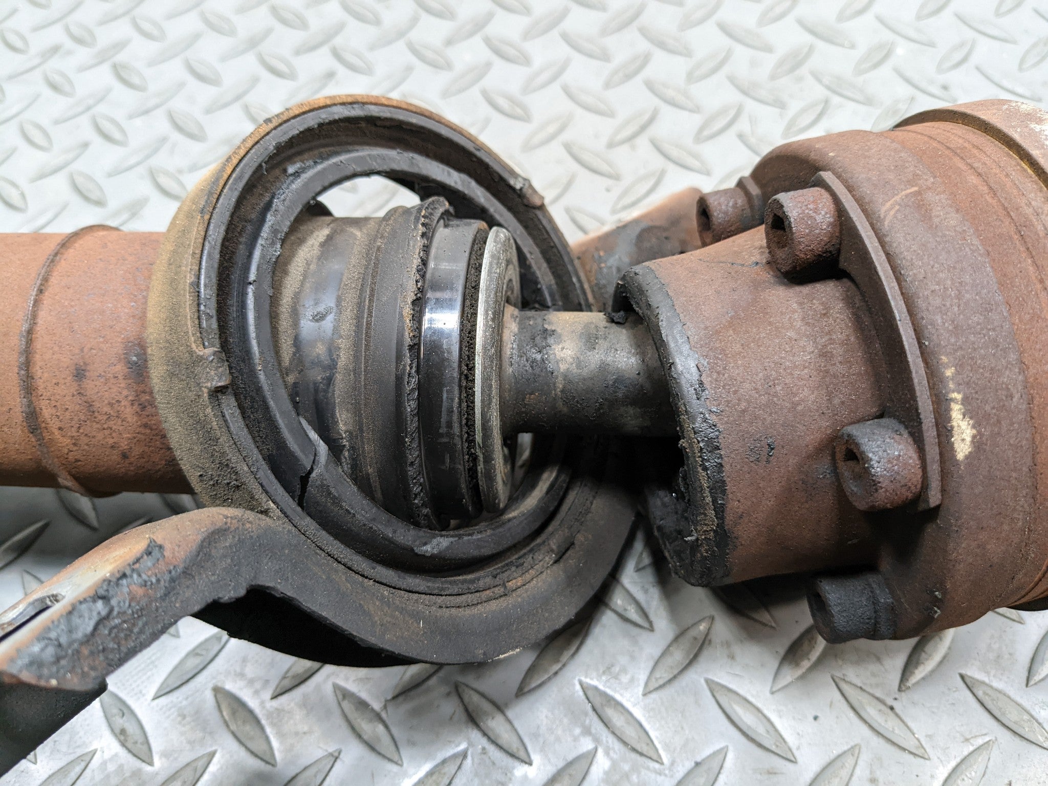 2004 - 2009 CADILLAC SRX OEM REAR DRIVE SHAFT CARDAN PROPELLER ASSEMBLY