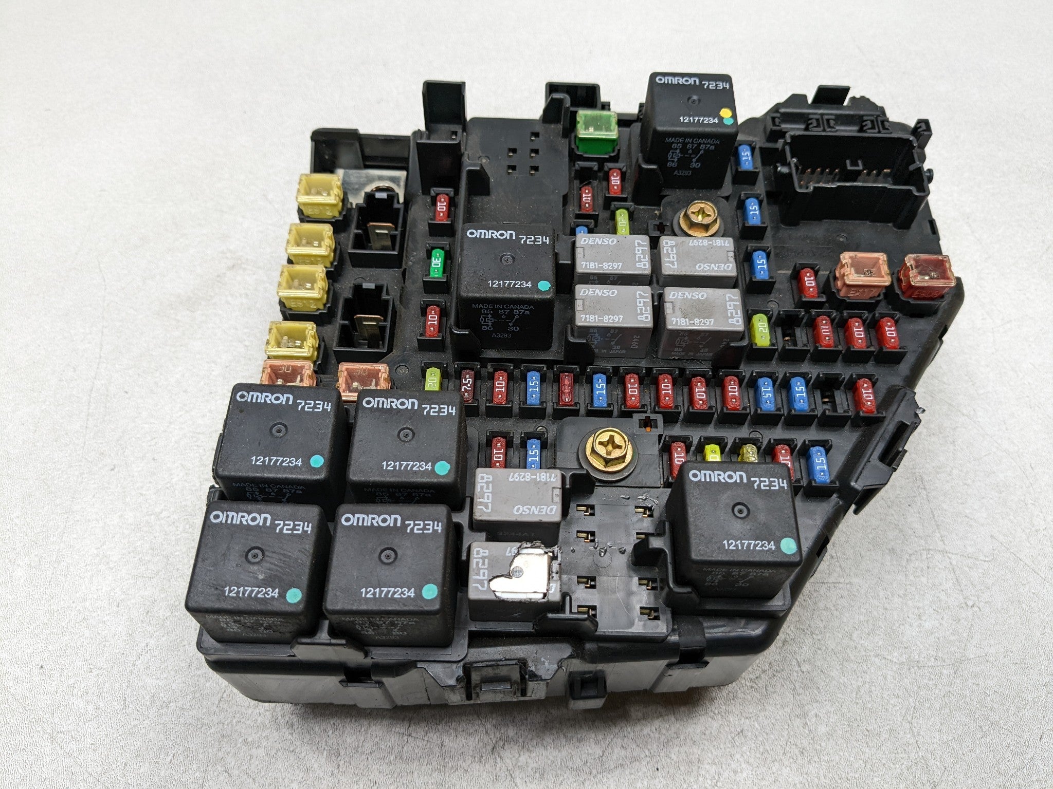 04 - 09 CADILLAC SRX OEM ENGINE FUSE BOX RELAY JUNCTION POWER DISTRIBUTION B0X