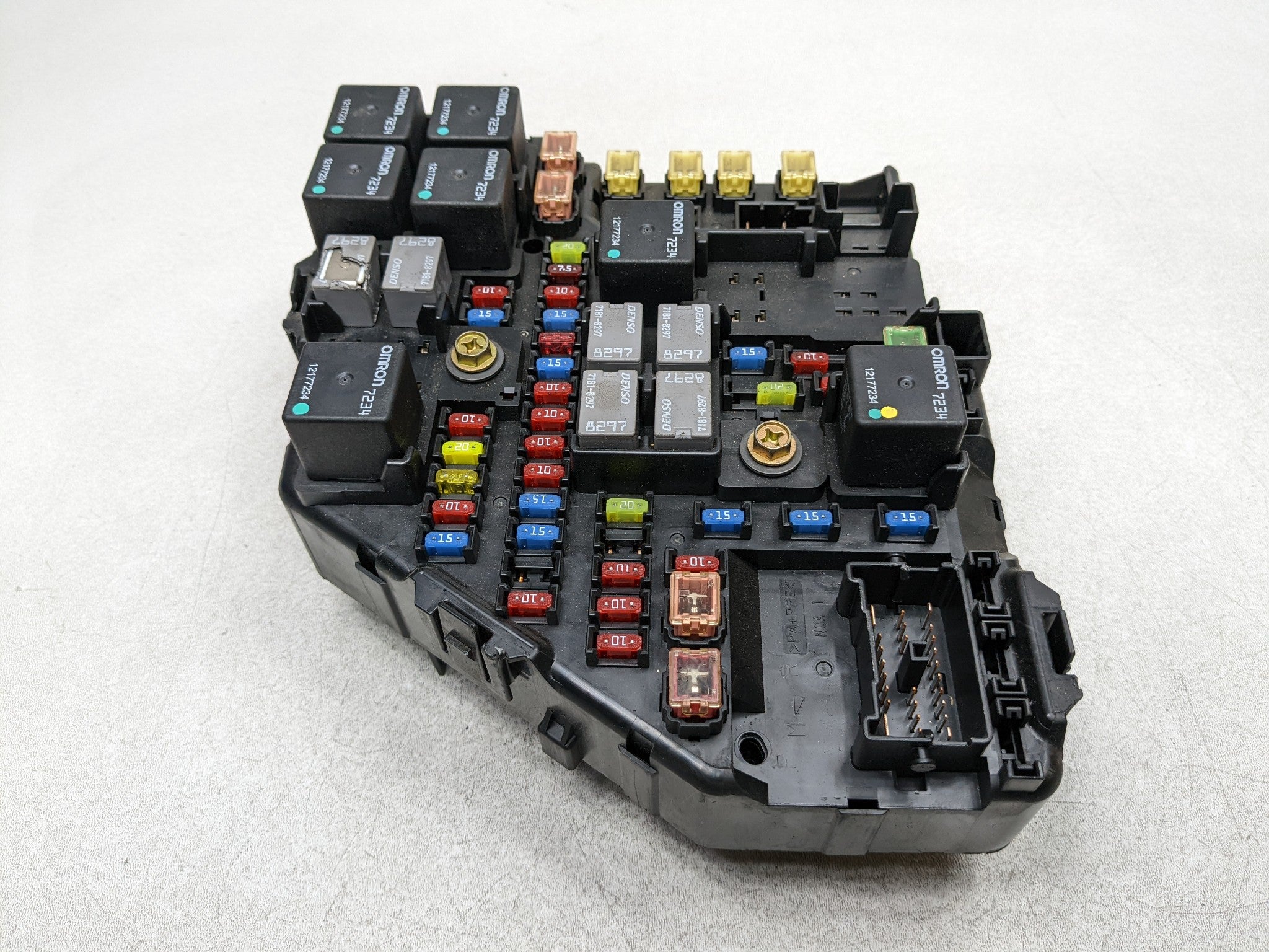 04 - 09 CADILLAC SRX OEM ENGINE FUSE BOX RELAY JUNCTION POWER DISTRIBUTION B0X