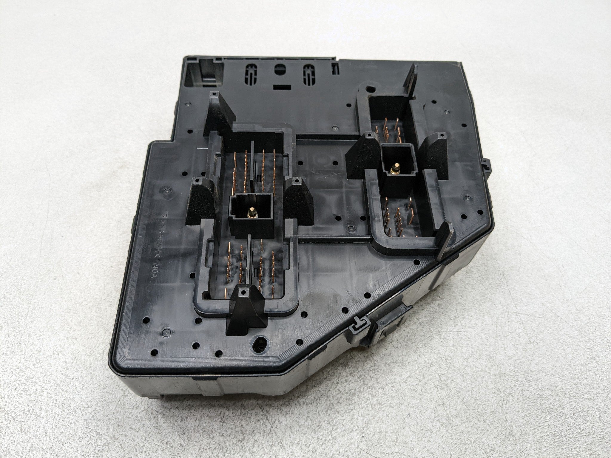 04 - 09 CADILLAC SRX OEM ENGINE FUSE BOX RELAY JUNCTION POWER DISTRIBUTION B0X