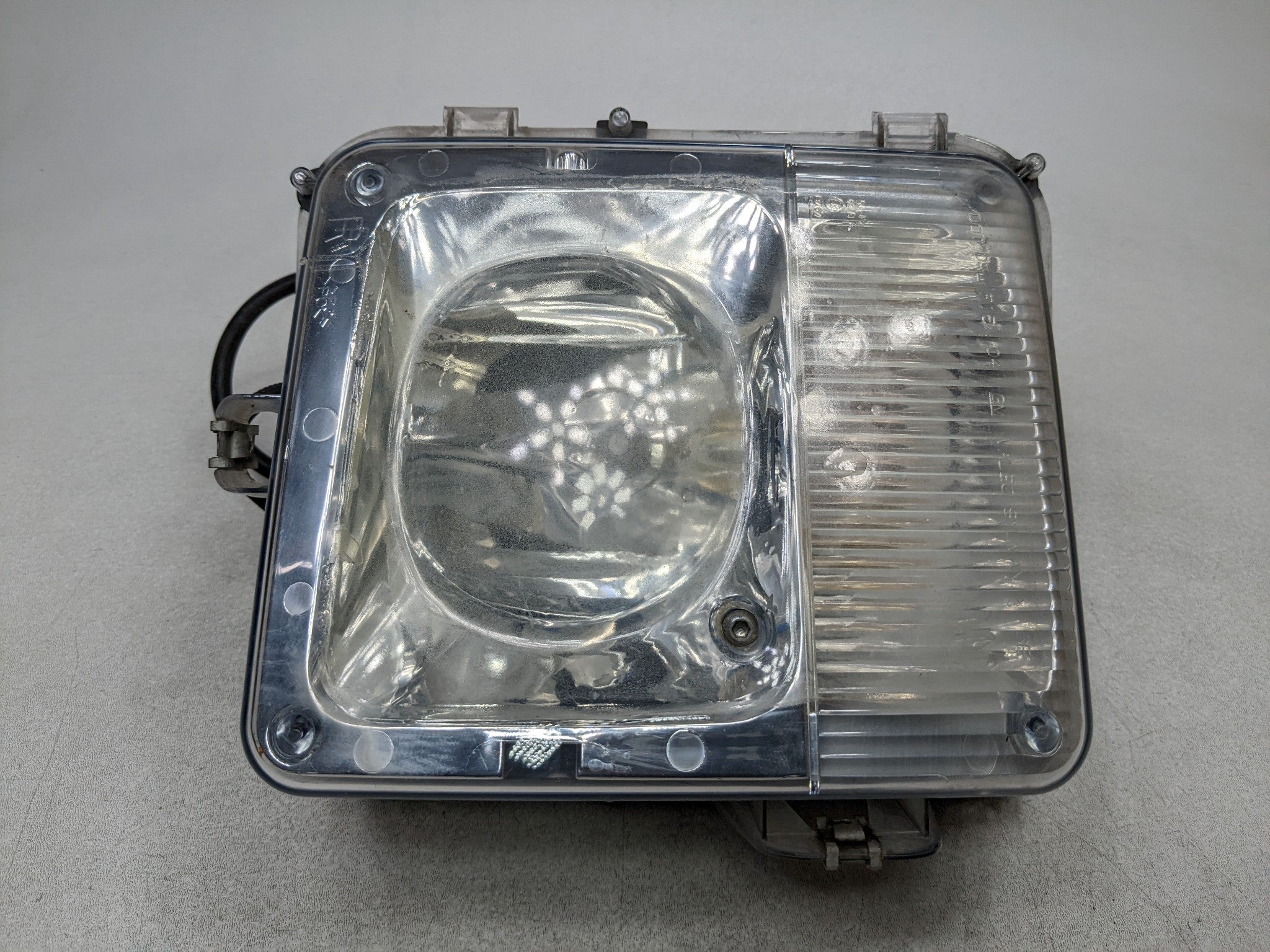 2004 - 2009 CADILLAC SRX OEM FOG MARKER LIGHT PARKING FRONT RIGHT BUMPER MOUNTED