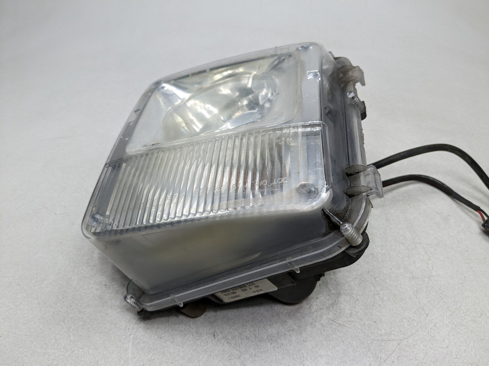2004 - 2009 CADILLAC SRX OEM FOG MARKER LIGHT PARKING FRONT RIGHT BUMPER MOUNTED