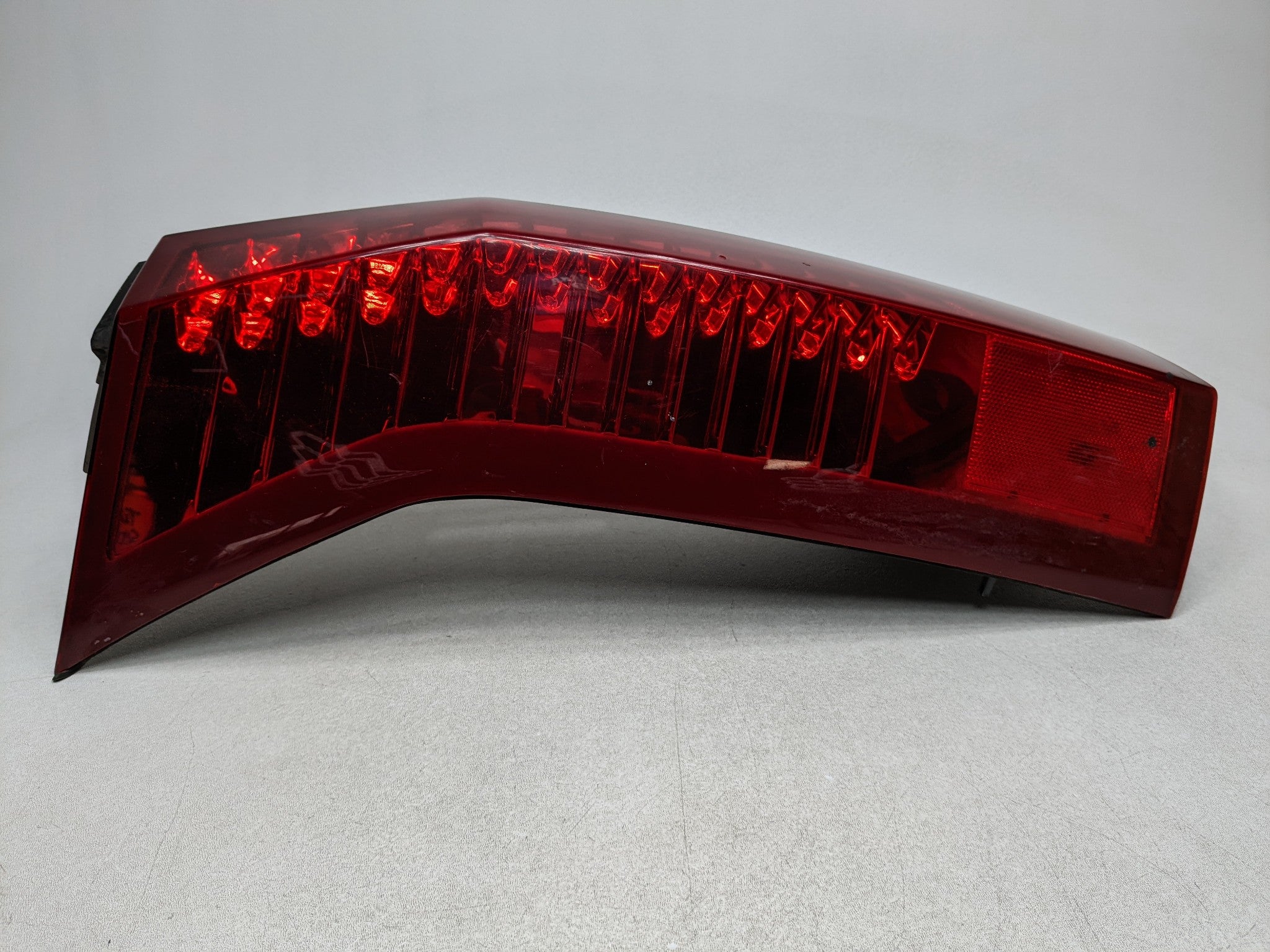 2004 - 2009 CADILLAC SRX OEM TAIL LIGHT LAMP ASSEMBLY LEFT DRIVER SIDE