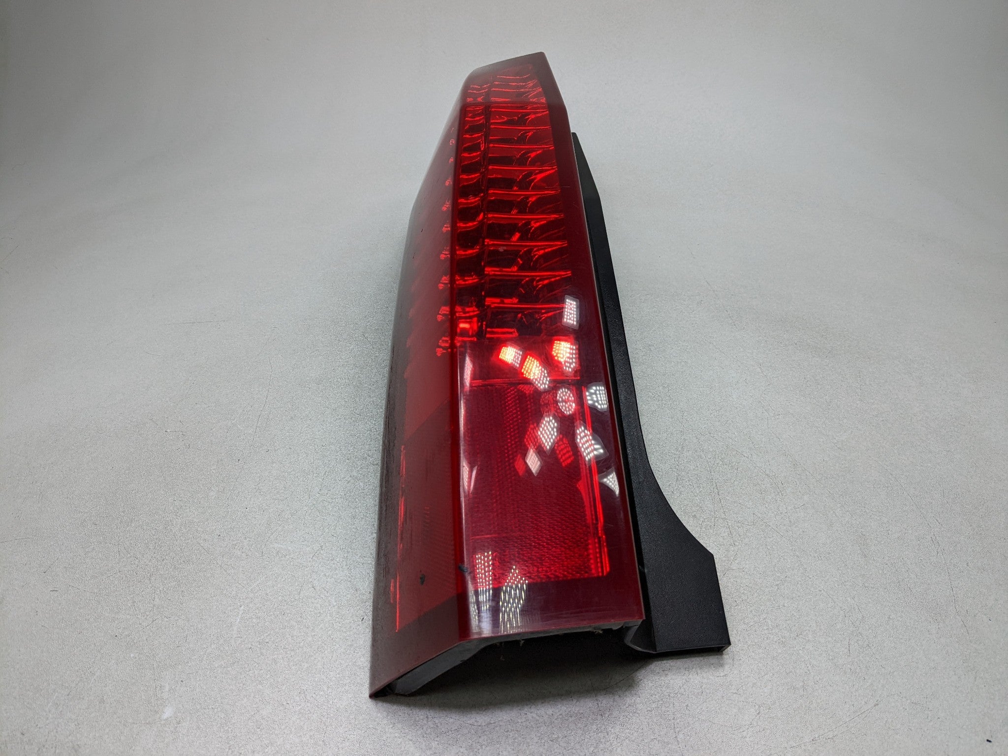 2004 - 2009 CADILLAC SRX OEM TAIL LIGHT LAMP ASSEMBLY LEFT DRIVER SIDE