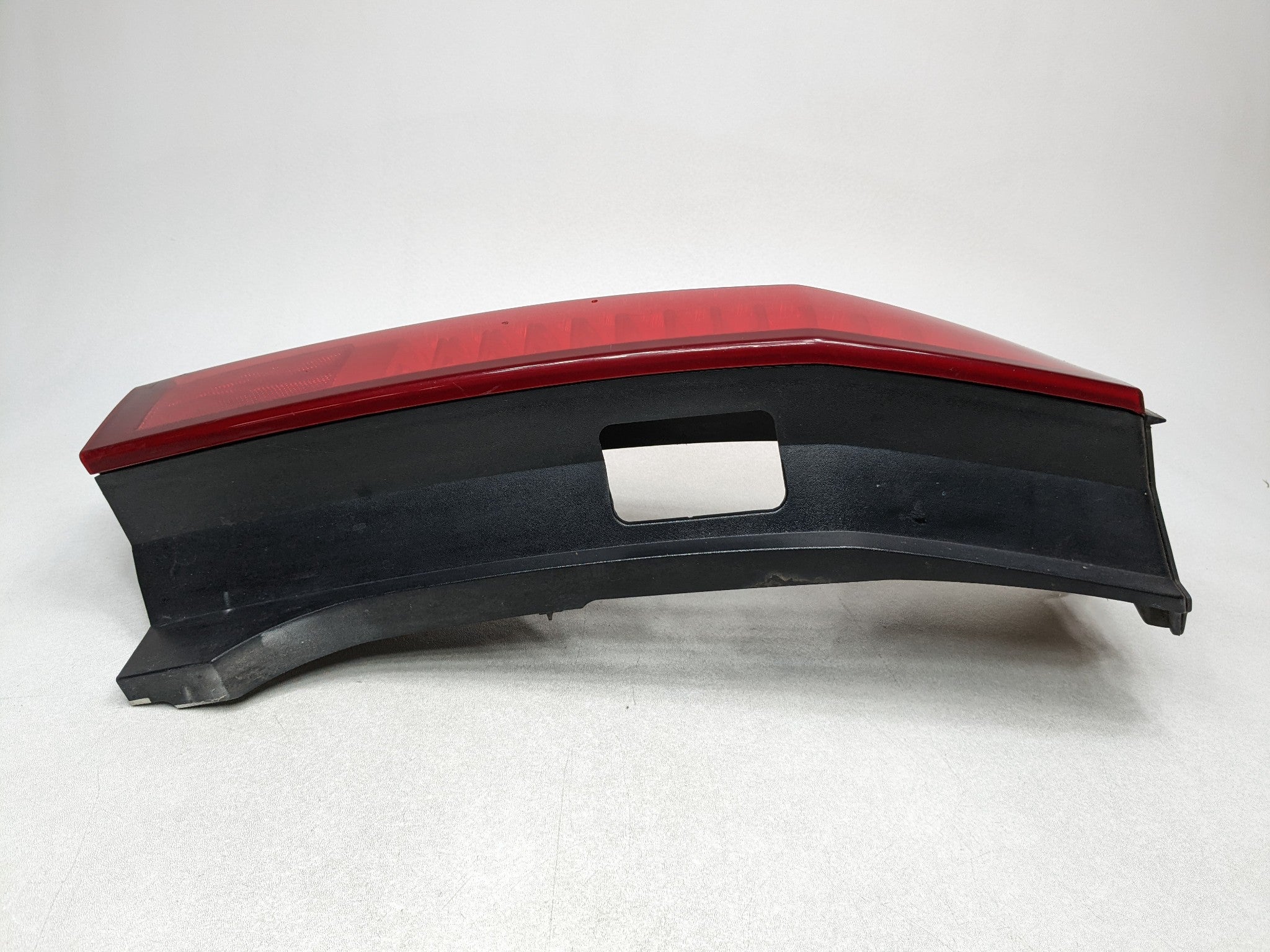 2004 - 2009 CADILLAC SRX OEM TAIL LIGHT LAMP ASSEMBLY LEFT DRIVER SIDE