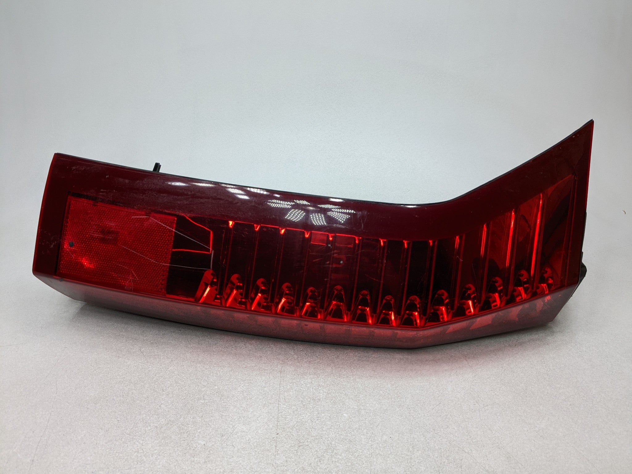2004 - 2009 CADILLAC SRX OEM TAIL LIGHT LAMP ASSEMBLY LEFT DRIVER SIDE