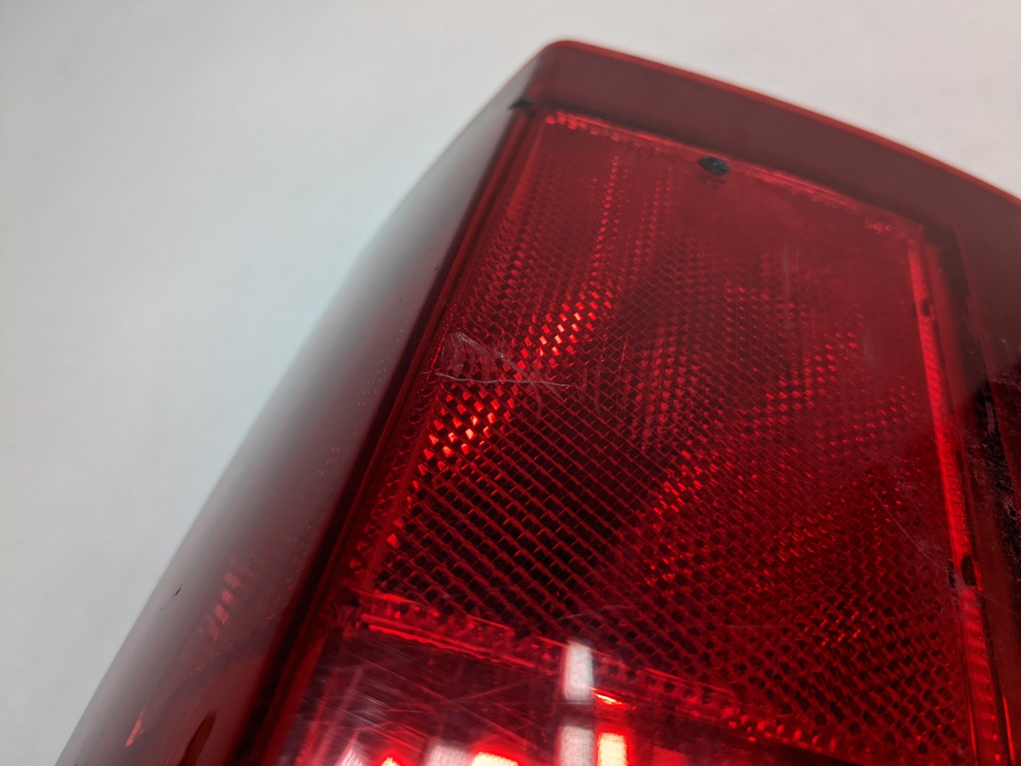 2004 - 2009 CADILLAC SRX OEM TAIL LIGHT LAMP ASSEMBLY LEFT DRIVER SIDE
