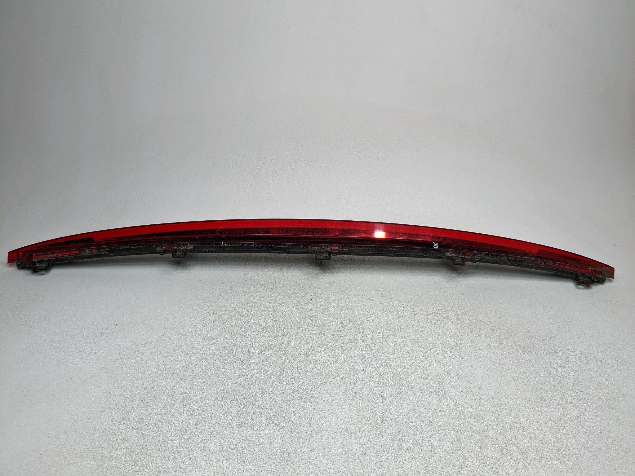 2004 - 2009 CADILLAC SRX OEM THIRD BRAKE LIGHT AVOIDANCE HIGH MOUNT REAR CENTER