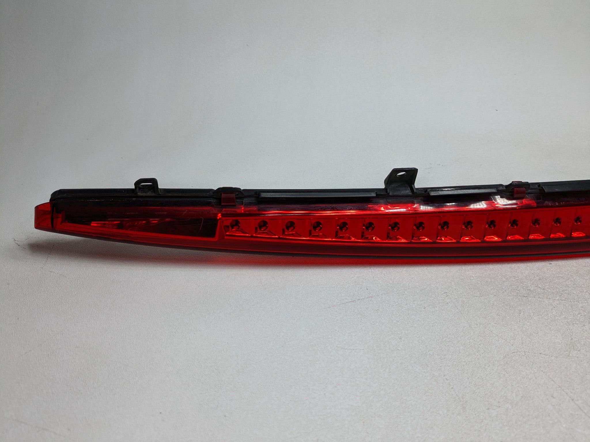 2004 - 2009 CADILLAC SRX OEM THIRD BRAKE LIGHT AVOIDANCE HIGH MOUNT REAR CENTER