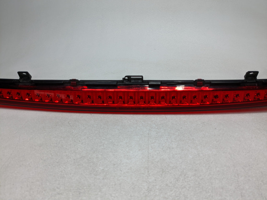 2004 - 2009 CADILLAC SRX OEM THIRD BRAKE LIGHT AVOIDANCE HIGH MOUNT REAR CENTER
