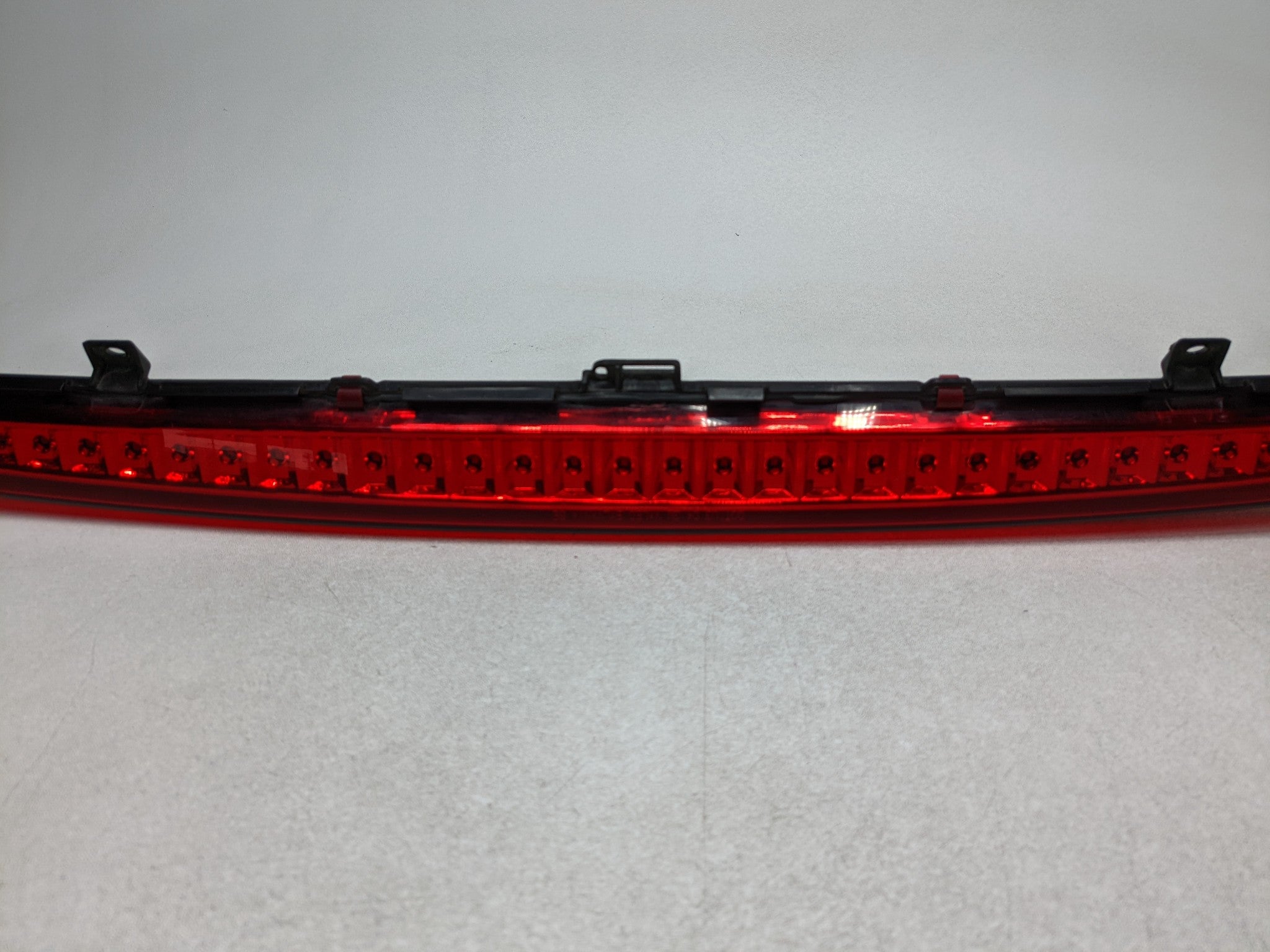2004 - 2009 CADILLAC SRX OEM THIRD BRAKE LIGHT AVOIDANCE HIGH MOUNT REAR CENTER