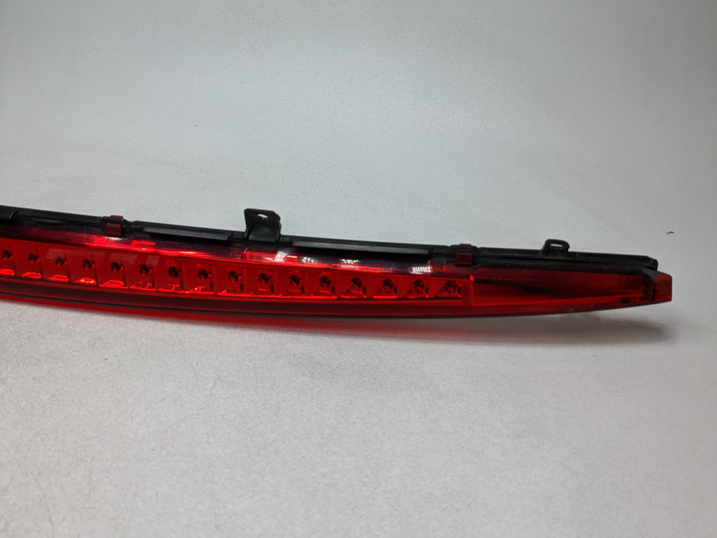 2004 - 2009 CADILLAC SRX OEM THIRD BRAKE LIGHT AVOIDANCE HIGH MOUNT REAR CENTER