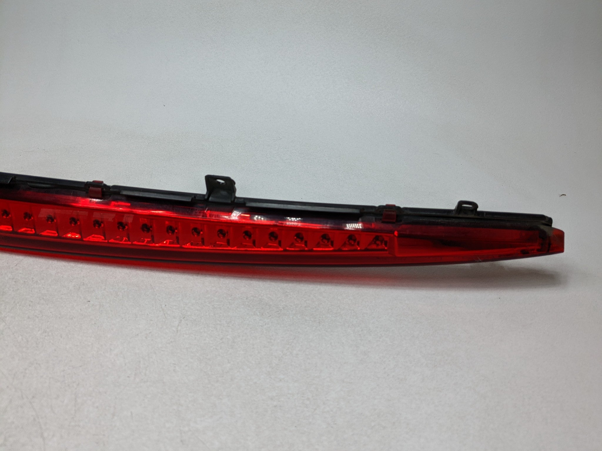 2004 - 2009 CADILLAC SRX OEM THIRD BRAKE LIGHT AVOIDANCE HIGH MOUNT REAR CENTER