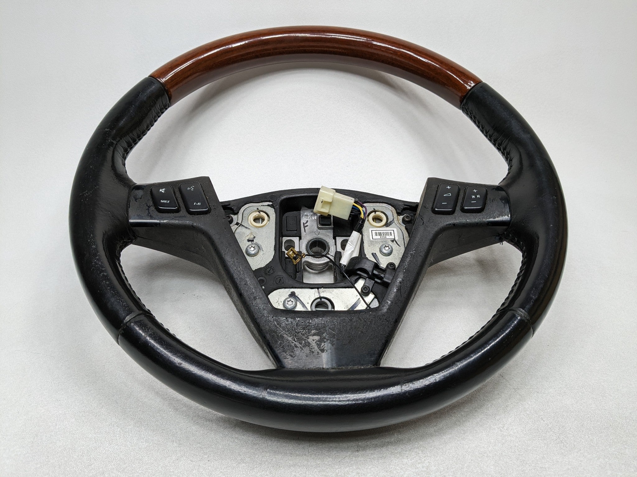 2004 - 2009 CADILLAC SRX OEM STEERING WHEEL WITH MULTIFUNCTIONAL CONTROL SWITCH
